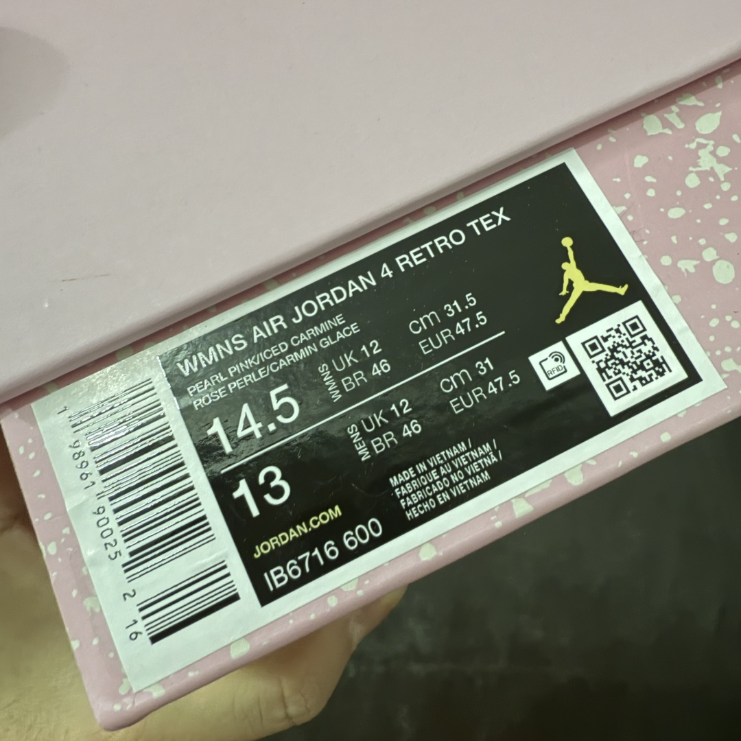 图片[9]-【TK至尊版】Air Jordan 4 Retro AJ4 2026水洗丹宁 粉色IB6716-600 目前市面所有大厂中 品质材料细节最好的一个版本 原汁原味完美呈现四代版型 一比一鞋头弧度高度趴度鞋身弧度 原厂麂皮绒皮料材质 数据细节工艺流程均保持公司一致 细节品控鞋型随意秒杀市面版本 原厂TPU网格鞋带扣 正确内里网布 菱角分明不变形无多余毛边 柔软性质感一致于原鞋 原厂织唛标 原厂飞人电绣工艺 独家绑鞋带手法 印刷中底布 四线拉帮 米色美纹纸贴合固定 进口港宝加持 后跟自然饱满 全鞋荧光划线卡点 追求极致完美 每一双都是工艺品 多重QC质检 超越公司货的品控标准 实实在在的免检产品 尺码：36-47.5-选品中心