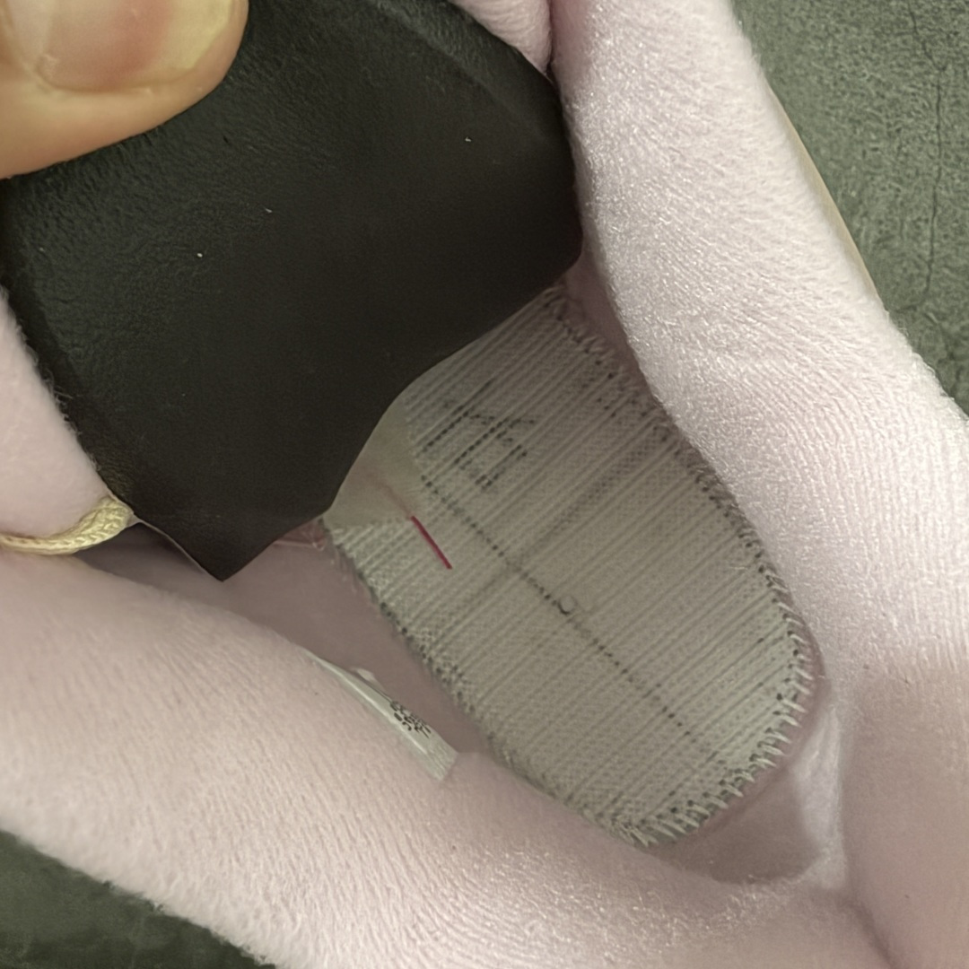 图片[8]-【TK至尊版】Air Jordan 4 Retro AJ4 2026水洗丹宁 粉色IB6716-600 目前市面所有大厂中 品质材料细节最好的一个版本 原汁原味完美呈现四代版型 一比一鞋头弧度高度趴度鞋身弧度 原厂麂皮绒皮料材质 数据细节工艺流程均保持公司一致 细节品控鞋型随意秒杀市面版本 原厂TPU网格鞋带扣 正确内里网布 菱角分明不变形无多余毛边 柔软性质感一致于原鞋 原厂织唛标 原厂飞人电绣工艺 独家绑鞋带手法 印刷中底布 四线拉帮 米色美纹纸贴合固定 进口港宝加持 后跟自然饱满 全鞋荧光划线卡点 追求极致完美 每一双都是工艺品 多重QC质检 超越公司货的品控标准 实实在在的免检产品 尺码：36-47.5-选品中心