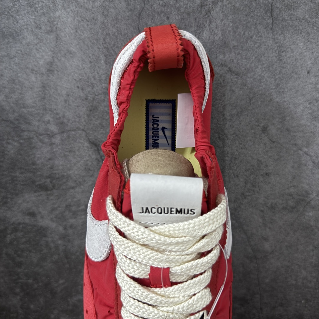 图片[8]-【纯原版】Jacquemus x Nike Jacumoon 舒适 低帮生活休闲鞋 红白色 货号：HV8547-600 全新品质 细节升级 头层皮料 私模大底 配件齐全 目前市场最优品质 Nike和Jacquemus再度联手 鞋型高度还原了元年版的复古轮廓 细节点上在终于原味的基础上于鞋口处加入了松紧带设计 提升了穿脱的便捷性与贴合度 鞋身两侧是宽大的复古 Swoosh，而鞋舌上则点缀着专属的JACQUEMUS 标记，彰显联名 尺码：35-47.5全码出货-选品中心