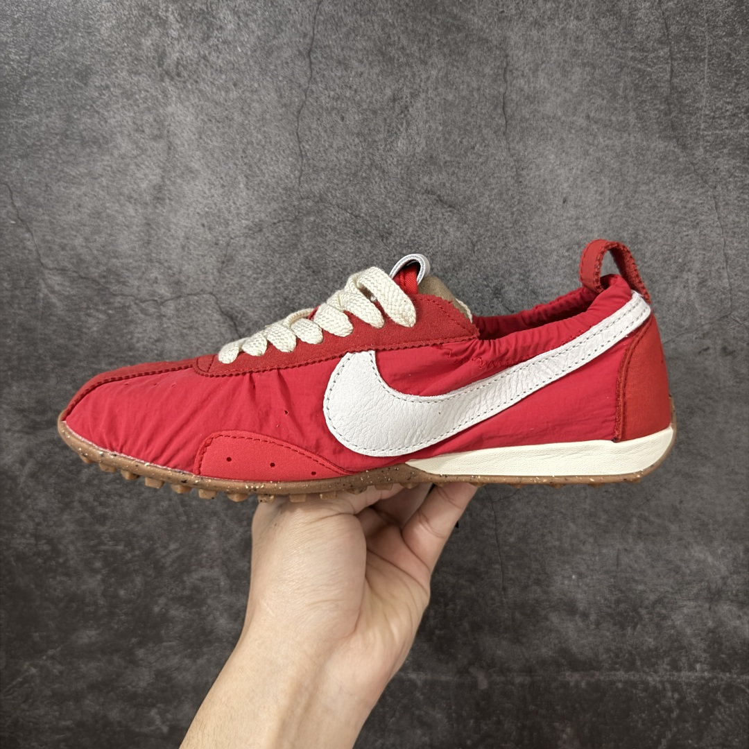 图片[2]-【纯原版】Jacquemus x Nike Jacumoon 舒适 低帮生活休闲鞋 红白色 货号：HV8547-600 全新品质 细节升级 头层皮料 私模大底 配件齐全 目前市场最优品质 Nike和Jacquemus再度联手 鞋型高度还原了元年版的复古轮廓 细节点上在终于原味的基础上于鞋口处加入了松紧带设计 提升了穿脱的便捷性与贴合度 鞋身两侧是宽大的复古 Swoosh，而鞋舌上则点缀着专属的JACQUEMUS 标记，彰显联名 尺码：35-47.5全码出货-选品中心