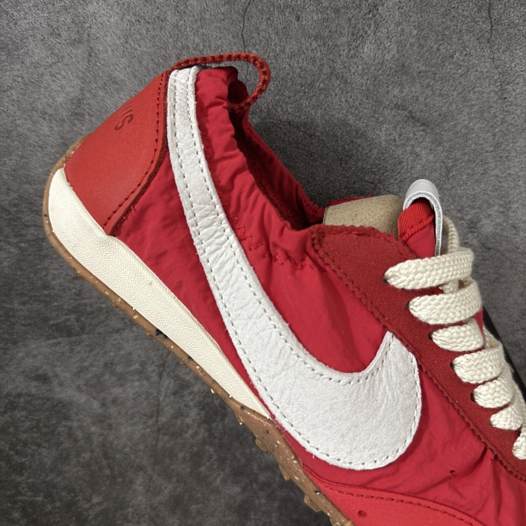 图片[7]-【纯原版】Jacquemus x Nike Jacumoon 舒适 低帮生活休闲鞋 红白色 货号：HV8547-600 全新品质 细节升级 头层皮料 私模大底 配件齐全 目前市场最优品质 Nike和Jacquemus再度联手 鞋型高度还原了元年版的复古轮廓 细节点上在终于原味的基础上于鞋口处加入了松紧带设计 提升了穿脱的便捷性与贴合度 鞋身两侧是宽大的复古 Swoosh，而鞋舌上则点缀着专属的JACQUEMUS 标记，彰显联名 尺码：35-47.5全码出货-选品中心