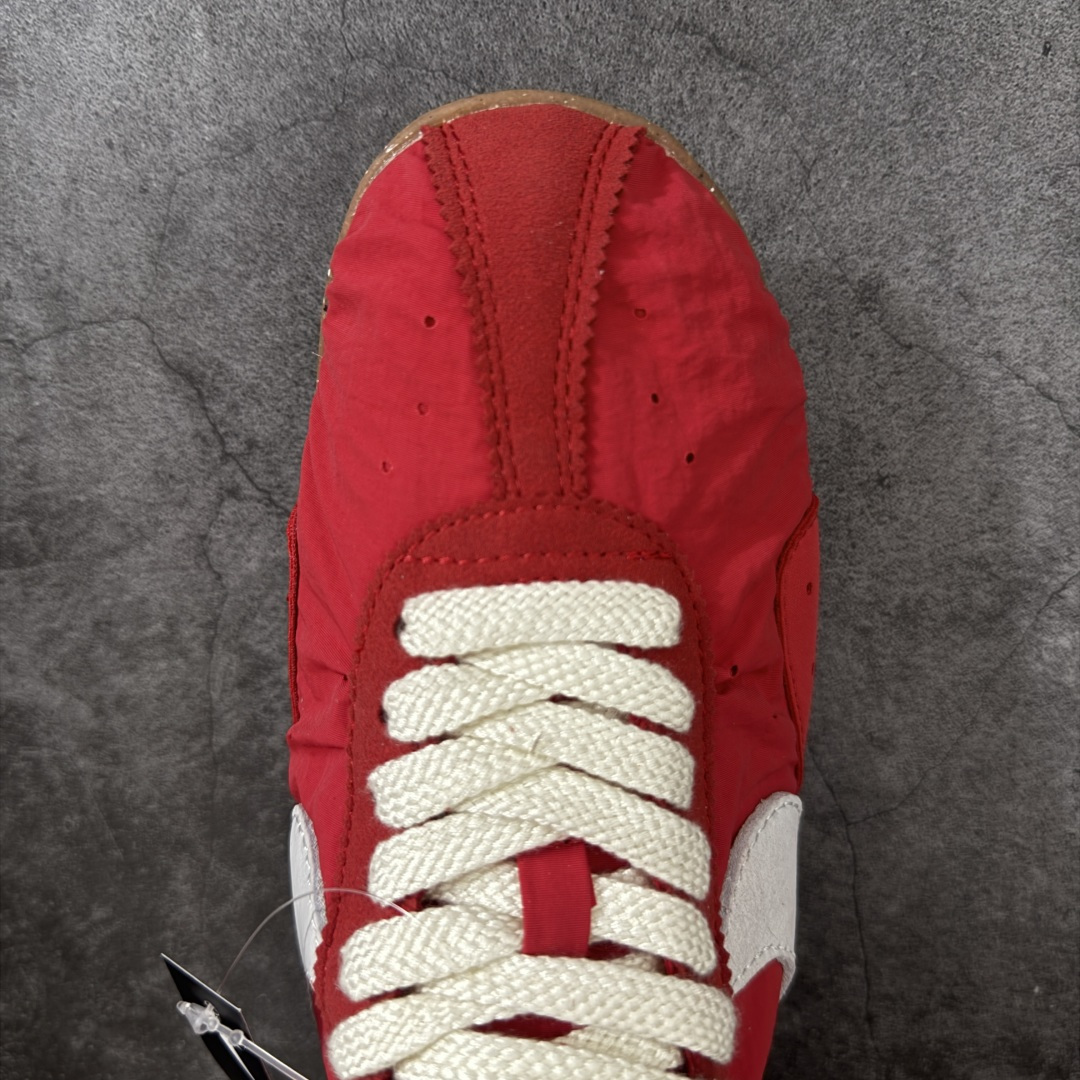 图片[5]-【纯原版】Jacquemus x Nike Jacumoon 舒适 低帮生活休闲鞋 红白色 货号：HV8547-600 全新品质 细节升级 头层皮料 私模大底 配件齐全 目前市场最优品质 Nike和Jacquemus再度联手 鞋型高度还原了元年版的复古轮廓 细节点上在终于原味的基础上于鞋口处加入了松紧带设计 提升了穿脱的便捷性与贴合度 鞋身两侧是宽大的复古 Swoosh，而鞋舌上则点缀着专属的JACQUEMUS 标记，彰显联名 尺码：35-47.5全码出货-选品中心