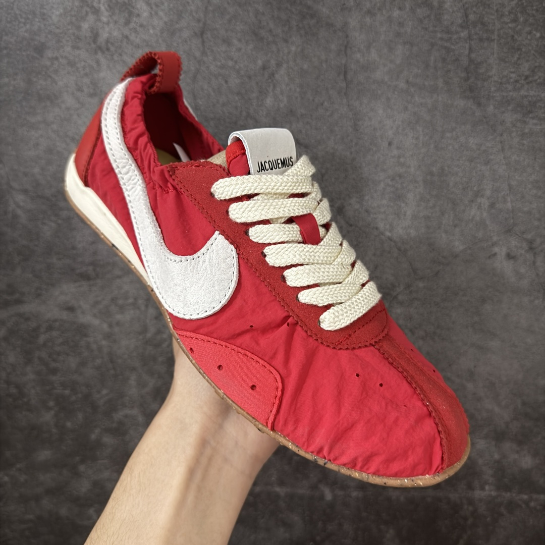 图片[3]-【纯原版】Jacquemus x Nike Jacumoon 舒适 低帮生活休闲鞋 红白色 货号：HV8547-600 全新品质 细节升级 头层皮料 私模大底 配件齐全 目前市场最优品质 Nike和Jacquemus再度联手 鞋型高度还原了元年版的复古轮廓 细节点上在终于原味的基础上于鞋口处加入了松紧带设计 提升了穿脱的便捷性与贴合度 鞋身两侧是宽大的复古 Swoosh，而鞋舌上则点缀着专属的JACQUEMUS 标记，彰显联名 尺码：35-47.5全码出货-选品中心
