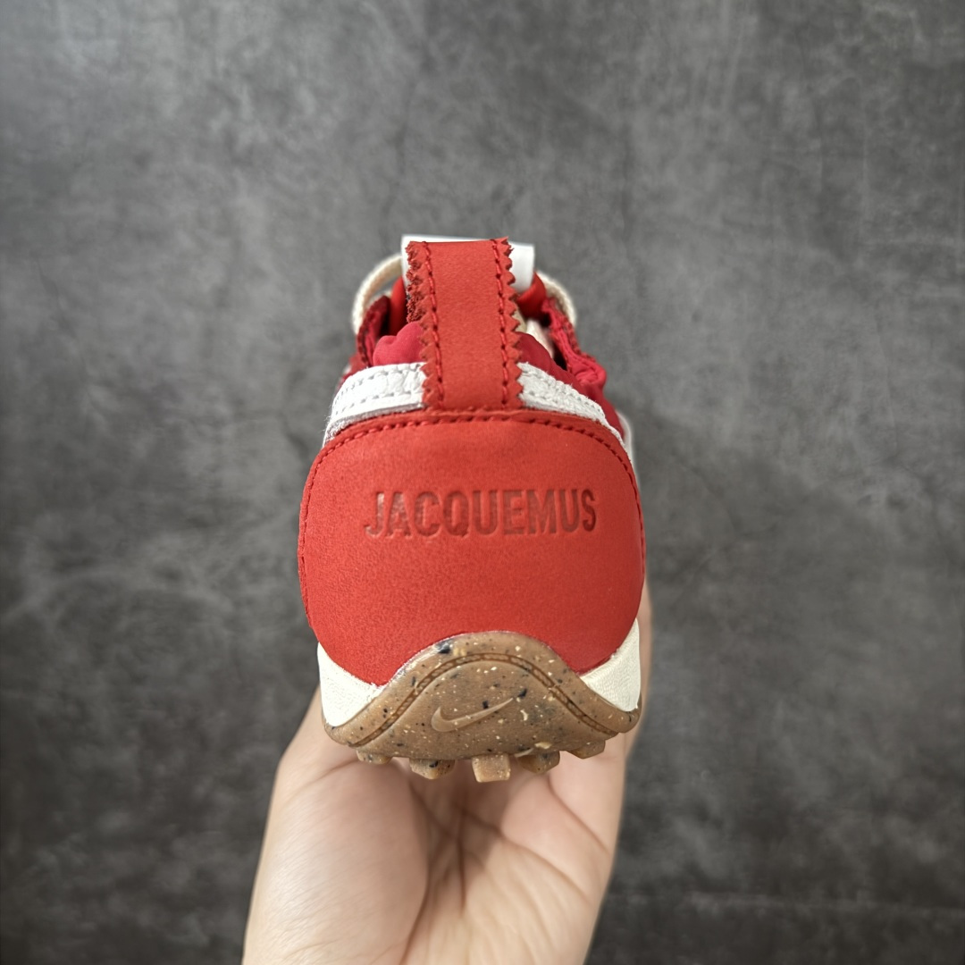 图片[4]-【纯原版】Jacquemus x Nike Jacumoon 舒适 低帮生活休闲鞋 红白色 货号：HV8547-600 全新品质 细节升级 头层皮料 私模大底 配件齐全 目前市场最优品质 Nike和Jacquemus再度联手 鞋型高度还原了元年版的复古轮廓 细节点上在终于原味的基础上于鞋口处加入了松紧带设计 提升了穿脱的便捷性与贴合度 鞋身两侧是宽大的复古 Swoosh，而鞋舌上则点缀着专属的JACQUEMUS 标记，彰显联名 尺码：35-47.5全码出货-选品中心