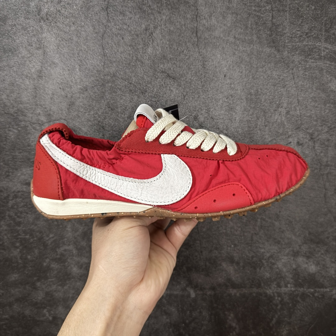【纯原版】Jacquemus x Nike Jacumoon 舒适 低帮生活休闲鞋 红白色 货号：HV8547-600 全新品质 细节升级 头层皮料 私模大底 配件齐全 目前市场最优品质 Nike和Jacquemus再度联手 鞋型高度还原了元年版的复古轮廓 细节点上在终于原味的基础上于鞋口处加入了松紧带设计 提升了穿脱的便捷性与贴合度 鞋身两侧是宽大的复古 Swoosh，而鞋舌上则点缀着专属的JACQUEMUS 标记，彰显联名 尺码：35-47.5全码出货-选品中心