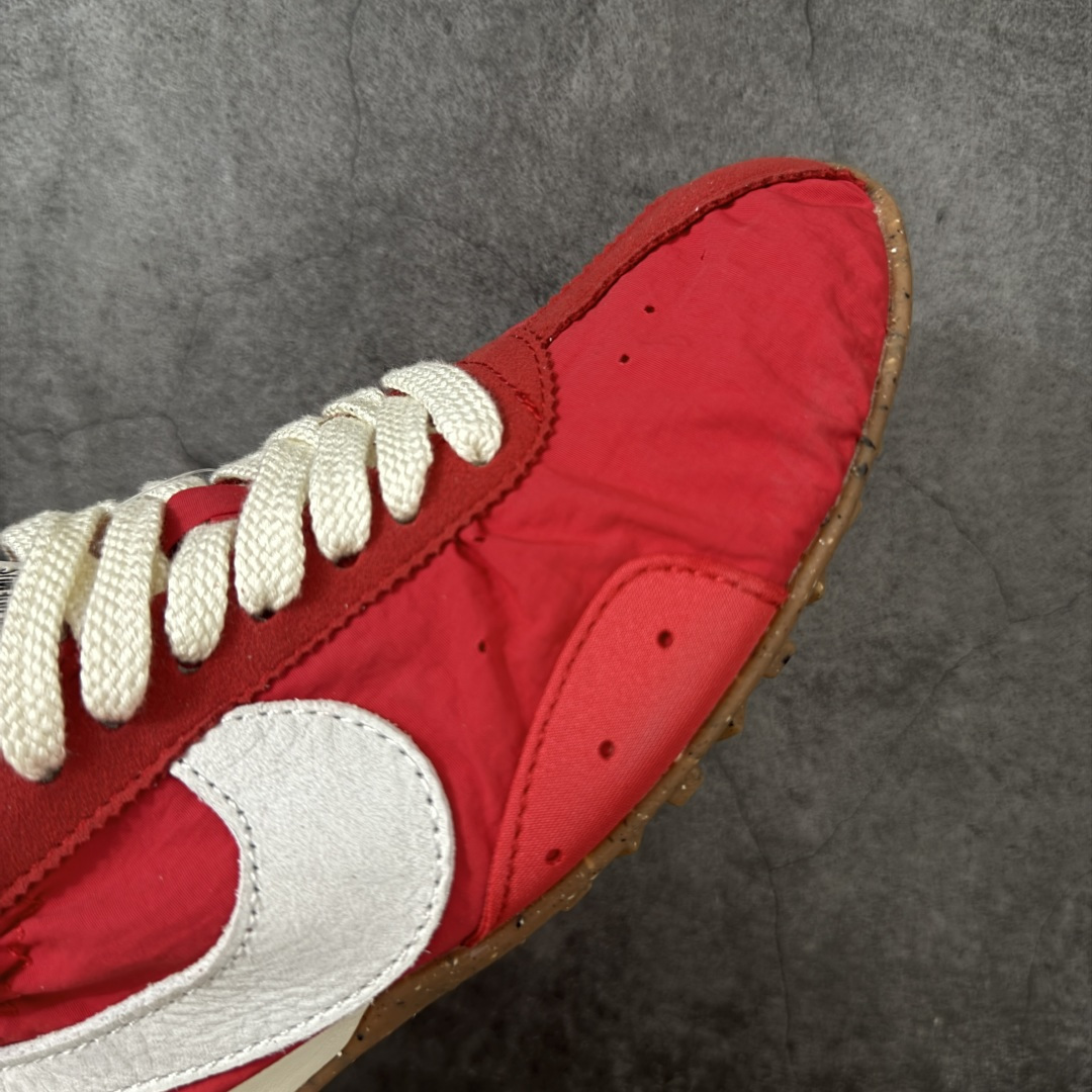 图片[6]-【纯原版】Jacquemus x Nike Jacumoon 舒适 低帮生活休闲鞋 红白色 货号：HV8547-600 全新品质 细节升级 头层皮料 私模大底 配件齐全 目前市场最优品质 Nike和Jacquemus再度联手 鞋型高度还原了元年版的复古轮廓 细节点上在终于原味的基础上于鞋口处加入了松紧带设计 提升了穿脱的便捷性与贴合度 鞋身两侧是宽大的复古 Swoosh，而鞋舌上则点缀着专属的JACQUEMUS 标记，彰显联名 尺码：35-47.5全码出货-选品中心
