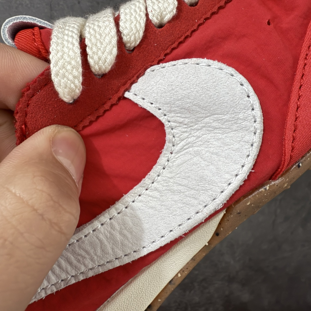 图片[4]-【纯原版】Jacquemus x Nike Jacumoon 舒适 低帮生活休闲鞋 红白色 货号：HV8547-600 全新品质 细节升级 头层皮料 私模大底 配件齐全 目前市场最优品质 Nike和Jacquemus再度联手 鞋型高度还原了元年版的复古轮廓 细节点上在终于原味的基础上于鞋口处加入了松紧带设计 提升了穿脱的便捷性与贴合度 鞋身两侧是宽大的复古 Swoosh，而鞋舌上则点缀着专属的JACQUEMUS 标记，彰显联名 尺码：35-47.5全码出货-选品中心