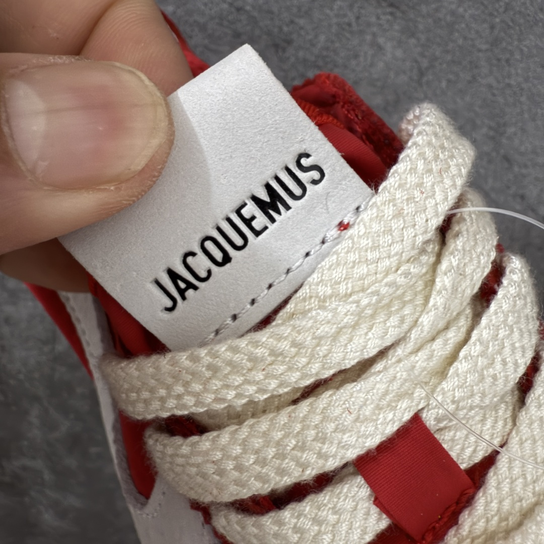 图片[6]-【纯原版】Jacquemus x Nike Jacumoon 舒适 低帮生活休闲鞋 红白色 货号：HV8547-600 全新品质 细节升级 头层皮料 私模大底 配件齐全 目前市场最优品质 Nike和Jacquemus再度联手 鞋型高度还原了元年版的复古轮廓 细节点上在终于原味的基础上于鞋口处加入了松紧带设计 提升了穿脱的便捷性与贴合度 鞋身两侧是宽大的复古 Swoosh，而鞋舌上则点缀着专属的JACQUEMUS 标记，彰显联名 尺码：35-47.5全码出货-选品中心