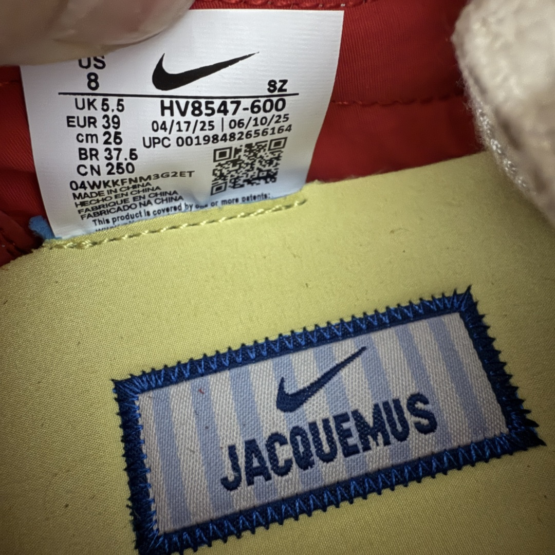 图片[7]-【纯原版】Jacquemus x Nike Jacumoon 舒适 低帮生活休闲鞋 红白色 货号：HV8547-600 全新品质 细节升级 头层皮料 私模大底 配件齐全 目前市场最优品质 Nike和Jacquemus再度联手 鞋型高度还原了元年版的复古轮廓 细节点上在终于原味的基础上于鞋口处加入了松紧带设计 提升了穿脱的便捷性与贴合度 鞋身两侧是宽大的复古 Swoosh，而鞋舌上则点缀着专属的JACQUEMUS 标记，彰显联名 尺码：35-47.5全码出货-选品中心