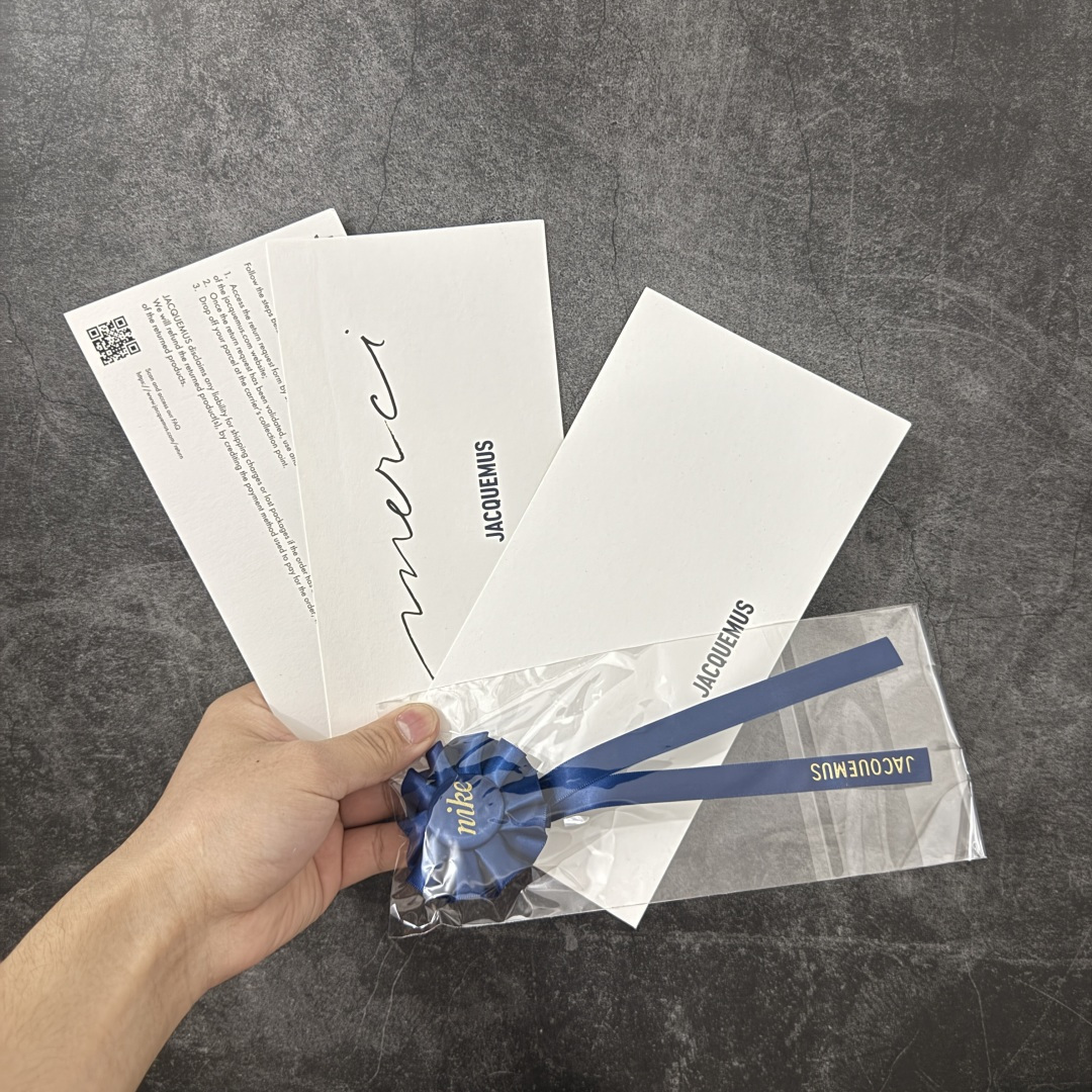 图片[9]-【纯原版】Jacquemus x Nike Jacumoon 舒适 低帮生活休闲鞋 红白色 货号：HV8547-600 全新品质 细节升级 头层皮料 私模大底 配件齐全 目前市场最优品质 Nike和Jacquemus再度联手 鞋型高度还原了元年版的复古轮廓 细节点上在终于原味的基础上于鞋口处加入了松紧带设计 提升了穿脱的便捷性与贴合度 鞋身两侧是宽大的复古 Swoosh，而鞋舌上则点缀着专属的JACQUEMUS 标记，彰显联名 尺码：35-47.5全码出货-选品中心