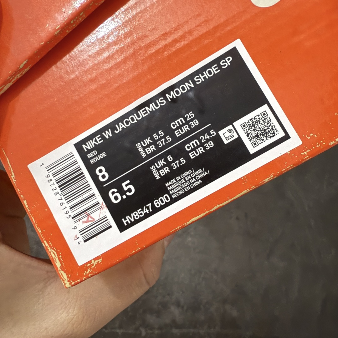 图片[11]-【纯原版】Jacquemus x Nike Jacumoon 舒适 低帮生活休闲鞋 红白色 货号：HV8547-600 全新品质 细节升级 头层皮料 私模大底 配件齐全 目前市场最优品质 Nike和Jacquemus再度联手 鞋型高度还原了元年版的复古轮廓 细节点上在终于原味的基础上于鞋口处加入了松紧带设计 提升了穿脱的便捷性与贴合度 鞋身两侧是宽大的复古 Swoosh，而鞋舌上则点缀着专属的JACQUEMUS 标记，彰显联名 尺码：35-47.5全码出货-选品中心