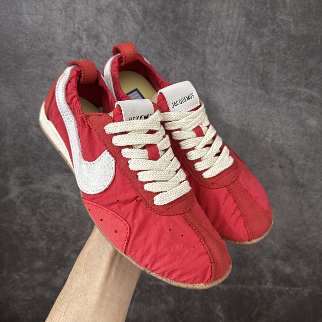 【纯原版】Jacquemus x Nike Jacumoon 舒适 低帮生活休闲鞋 红白色 货号：HV8547-600 全新品质 细节升级 头层皮料 私模大底 配件齐全 目前市场最优品质 Nike和Jacquemus再度联手 鞋型高度还原了元年版的复古轮廓 细节点上在终于原味的基础上于鞋口处加入了松紧带设计 提升了穿脱的便捷性与贴合度 鞋身两侧是宽大的复古 Swoosh，而鞋舌上则点缀着专属的JACQUEMUS 标记，彰显联名 尺码：35-47.5全码出货-选品中心
