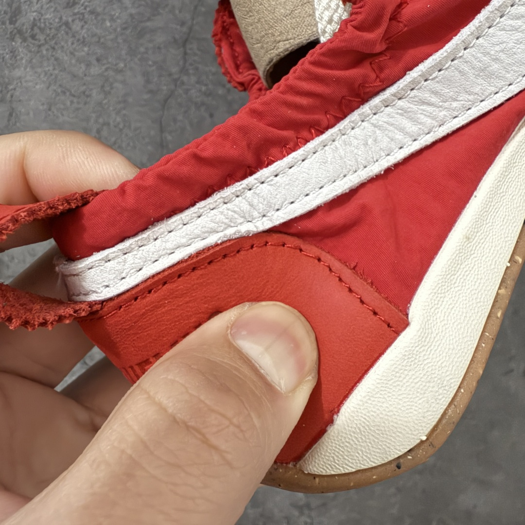 图片[3]-【纯原版】Jacquemus x Nike Jacumoon 舒适 低帮生活休闲鞋 红白色 货号：HV8547-600 全新品质 细节升级 头层皮料 私模大底 配件齐全 目前市场最优品质 Nike和Jacquemus再度联手 鞋型高度还原了元年版的复古轮廓 细节点上在终于原味的基础上于鞋口处加入了松紧带设计 提升了穿脱的便捷性与贴合度 鞋身两侧是宽大的复古 Swoosh，而鞋舌上则点缀着专属的JACQUEMUS 标记，彰显联名 尺码：35-47.5全码出货-选品中心