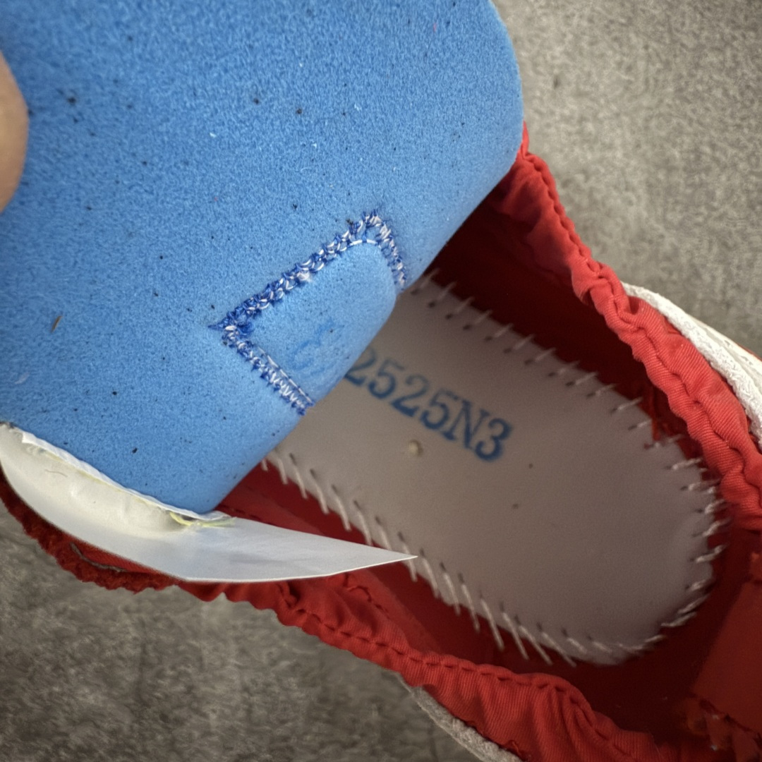 图片[8]-【纯原版】Jacquemus x Nike Jacumoon 舒适 低帮生活休闲鞋 红白色 货号：HV8547-600 全新品质 细节升级 头层皮料 私模大底 配件齐全 目前市场最优品质 Nike和Jacquemus再度联手 鞋型高度还原了元年版的复古轮廓 细节点上在终于原味的基础上于鞋口处加入了松紧带设计 提升了穿脱的便捷性与贴合度 鞋身两侧是宽大的复古 Swoosh，而鞋舌上则点缀着专属的JACQUEMUS 标记，彰显联名 尺码：35-47.5全码出货-选品中心