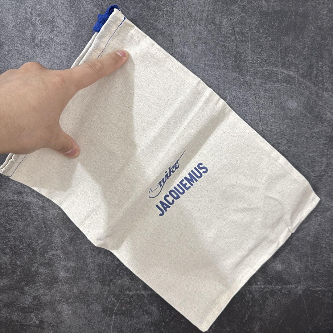 图片[10]-【纯原版】Jacquemus x Nike Jacumoon 舒适 低帮生活休闲鞋 红白色 货号：HV8547-600 全新品质 细节升级 头层皮料 私模大底 配件齐全 目前市场最优品质 Nike和Jacquemus再度联手 鞋型高度还原了元年版的复古轮廓 细节点上在终于原味的基础上于鞋口处加入了松紧带设计 提升了穿脱的便捷性与贴合度 鞋身两侧是宽大的复古 Swoosh，而鞋舌上则点缀着专属的JACQUEMUS 标记，彰显联名 尺码：35-47.5全码出货-选品中心
