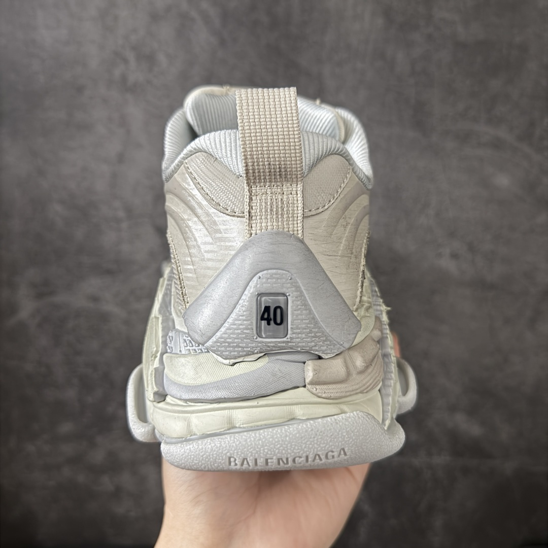 图片[4]-【XA版本】Balenciaga巴黎世家 Triple S .2 厚底系带 低帮 老爹鞋 Balenciaga是由被誉为代表二十世纪的伟大天才设计师 CristobalBalenciaga 创立的，在品牌创立的大半个世纪以来，巴黎世家一直以时尚、典雅闻名于时装界，它的主题产品有女士和男士提包、机车包、鞋子和时装，在15年王大仁卸任品牌设计师后，品牌的风格发生了翻天覆地的变化，凭借着人气超高的街头风T恤、老爹鞋等迅速霸屏各大时装周和时尚圈 货号：865849WTRS21011 尺码：35 36 37 38 39 40 41 42 43 44 45 46-选品中心