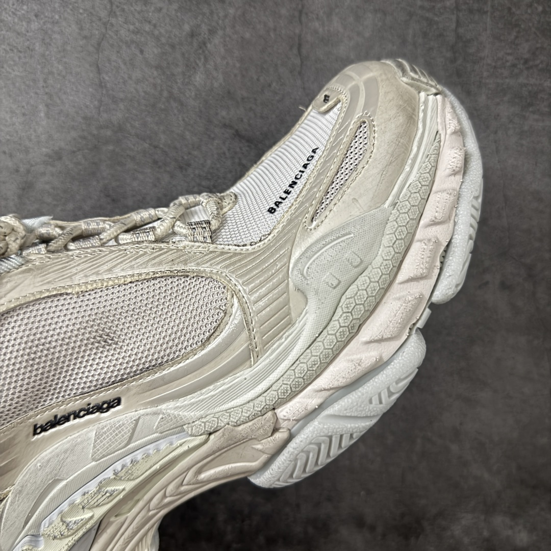 图片[6]-【XA版本】Balenciaga巴黎世家 Triple S .2 厚底系带 低帮 老爹鞋 Balenciaga是由被誉为代表二十世纪的伟大天才设计师 CristobalBalenciaga 创立的，在品牌创立的大半个世纪以来，巴黎世家一直以时尚、典雅闻名于时装界，它的主题产品有女士和男士提包、机车包、鞋子和时装，在15年王大仁卸任品牌设计师后，品牌的风格发生了翻天覆地的变化，凭借着人气超高的街头风T恤、老爹鞋等迅速霸屏各大时装周和时尚圈 货号：865849WTRS21011 尺码：35 36 37 38 39 40 41 42 43 44 45 46-选品中心