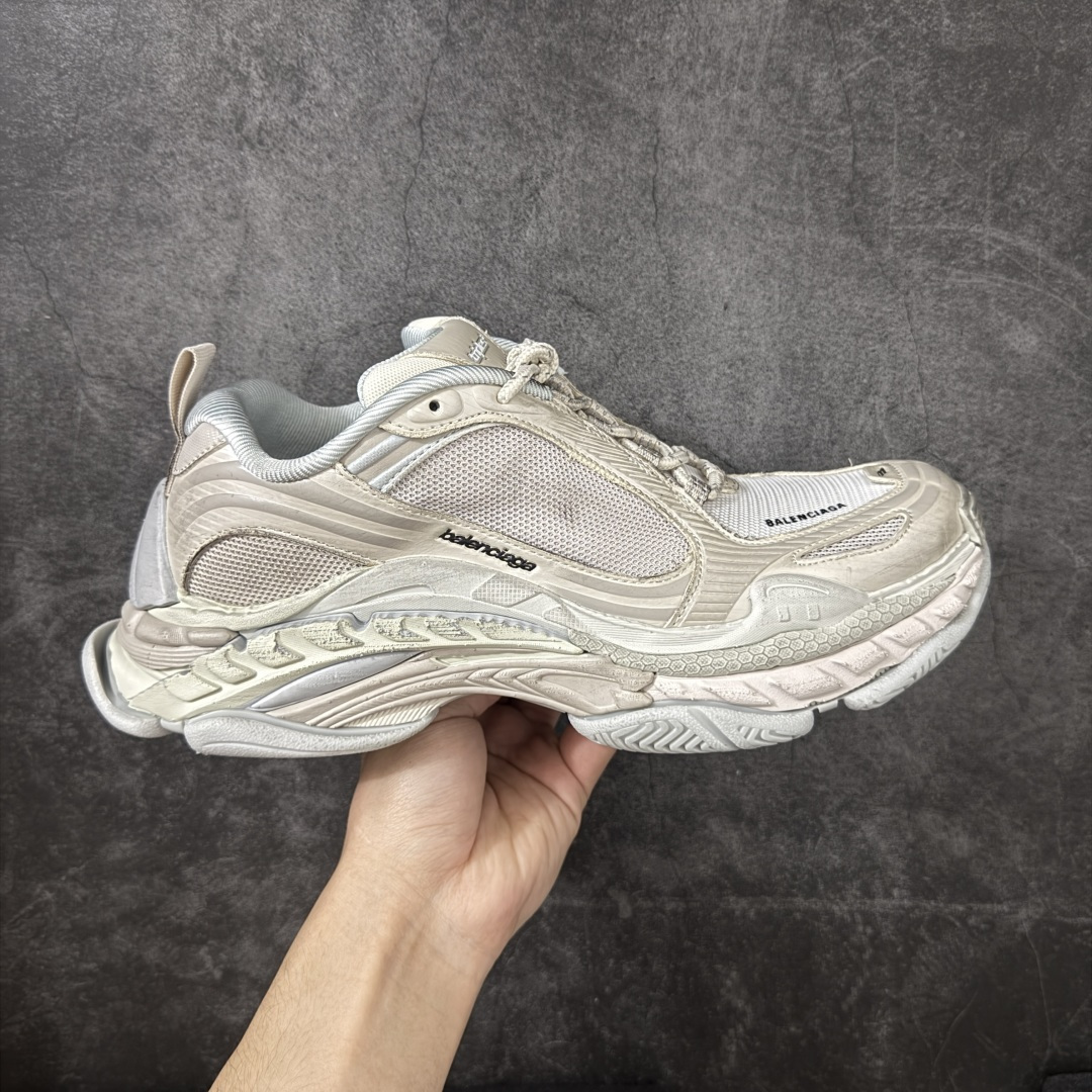【XA版本】Balenciaga巴黎世家 Triple S .2 厚底系带 低帮 老爹鞋 Balenciaga是由被誉为代表二十世纪的伟大天才设计师 CristobalBalenciaga 创立的，在品牌创立的大半个世纪以来，巴黎世家一直以时尚、典雅闻名于时装界，它的主题产品有女士和男士提包、机车包、鞋子和时装，在15年王大仁卸任品牌设计师后，品牌的风格发生了翻天覆地的变化，凭借着人气超高的街头风T恤、老爹鞋等迅速霸屏各大时装周和时尚圈 货号：865849WTRS21011 尺码：35 36 37 38 39 40 41 42 43 44 45 46-选品中心