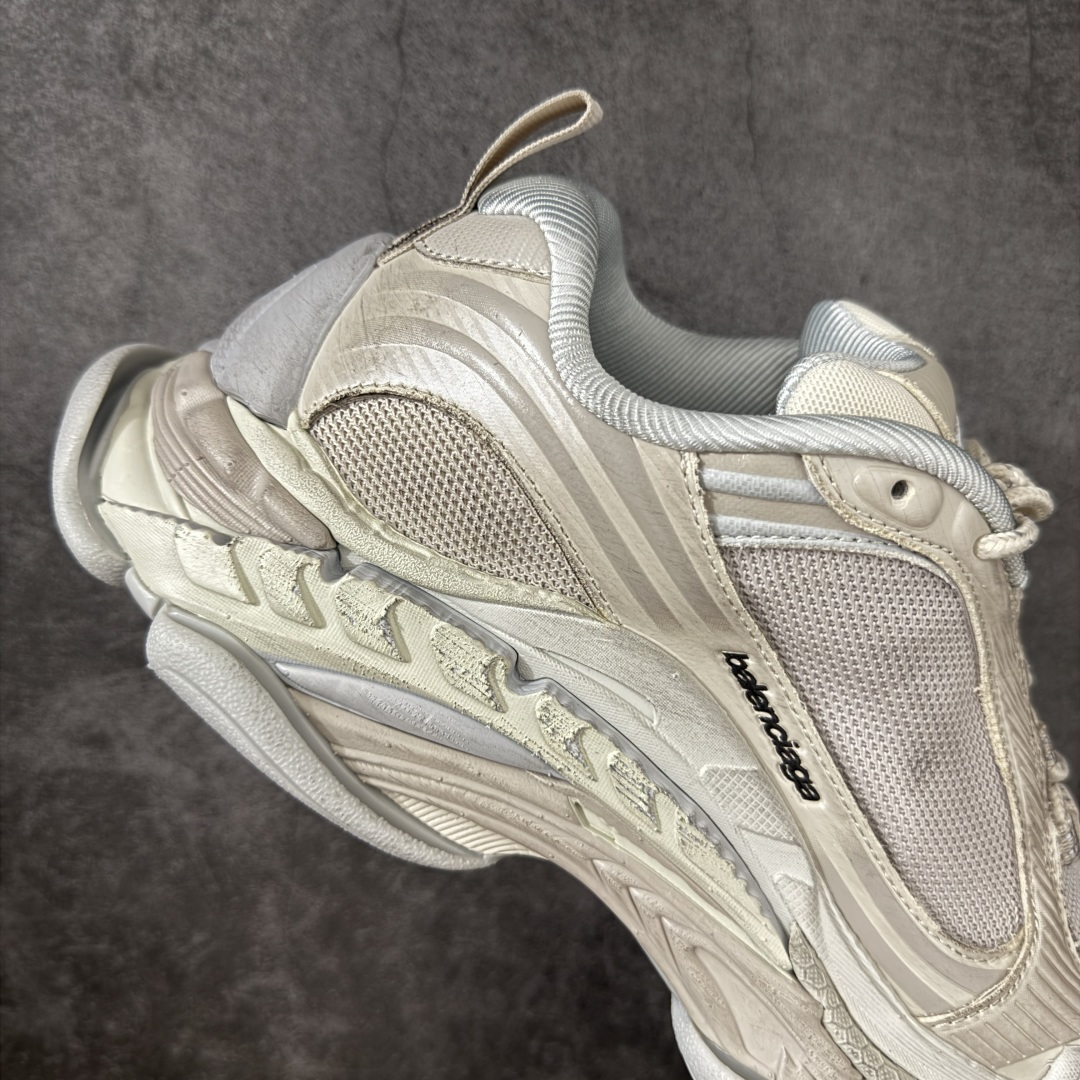 图片[7]-【XA版本】Balenciaga巴黎世家 Triple S .2 厚底系带 低帮 老爹鞋 Balenciaga是由被誉为代表二十世纪的伟大天才设计师 CristobalBalenciaga 创立的，在品牌创立的大半个世纪以来，巴黎世家一直以时尚、典雅闻名于时装界，它的主题产品有女士和男士提包、机车包、鞋子和时装，在15年王大仁卸任品牌设计师后，品牌的风格发生了翻天覆地的变化，凭借着人气超高的街头风T恤、老爹鞋等迅速霸屏各大时装周和时尚圈 货号：865849WTRS21011 尺码：35 36 37 38 39 40 41 42 43 44 45 46-选品中心