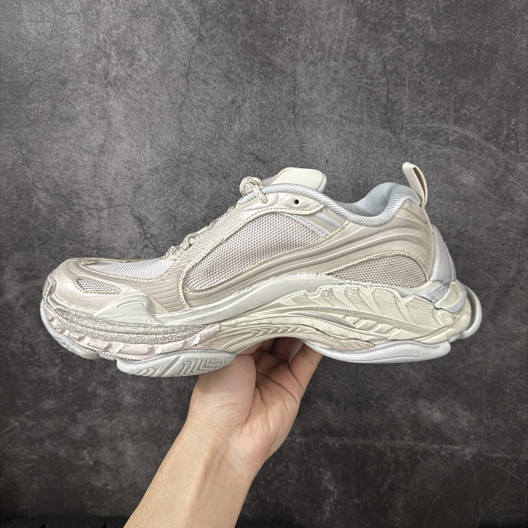 图片[2]-【XA版本】Balenciaga巴黎世家 Triple S .2 厚底系带 低帮 老爹鞋 Balenciaga是由被誉为代表二十世纪的伟大天才设计师 CristobalBalenciaga 创立的，在品牌创立的大半个世纪以来，巴黎世家一直以时尚、典雅闻名于时装界，它的主题产品有女士和男士提包、机车包、鞋子和时装，在15年王大仁卸任品牌设计师后，品牌的风格发生了翻天覆地的变化，凭借着人气超高的街头风T恤、老爹鞋等迅速霸屏各大时装周和时尚圈 货号：865849WTRS21011 尺码：35 36 37 38 39 40 41 42 43 44 45 46-选品中心