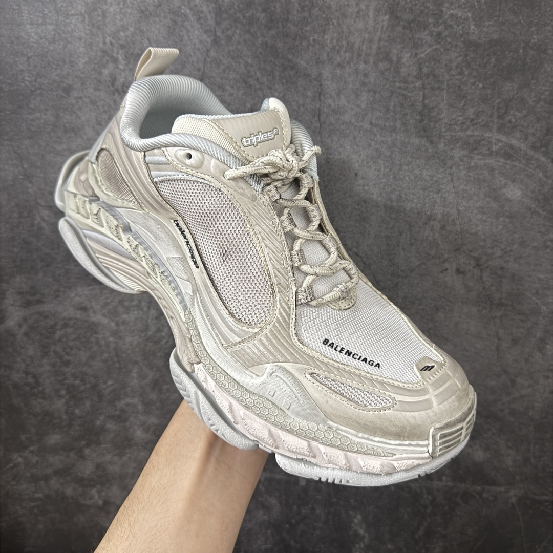 图片[3]-【XA版本】Balenciaga巴黎世家 Triple S .2 厚底系带 低帮 老爹鞋 Balenciaga是由被誉为代表二十世纪的伟大天才设计师 CristobalBalenciaga 创立的，在品牌创立的大半个世纪以来，巴黎世家一直以时尚、典雅闻名于时装界，它的主题产品有女士和男士提包、机车包、鞋子和时装，在15年王大仁卸任品牌设计师后，品牌的风格发生了翻天覆地的变化，凭借着人气超高的街头风T恤、老爹鞋等迅速霸屏各大时装周和时尚圈 货号：865849WTRS21011 尺码：35 36 37 38 39 40 41 42 43 44 45 46-选品中心