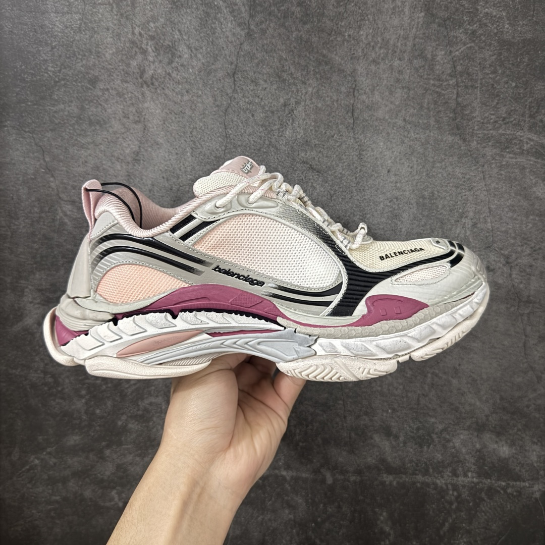 【GO版本】Balenciaga巴黎世家 Triple S .2 厚底系带 低帮 老爹鞋 Balenciaga是由被誉为代表二十世纪的伟大天才设计师 CristobalBalenciaga 创立的，在品牌创立的大半个世纪以来，巴黎世家一直以时尚、典雅闻名于时装界，它的主题产品有女士和男士提包、机车包、鞋子和时装，在15年王大仁卸任品牌设计师后，品牌的风格发生了翻天覆地的变化，凭借着人气超高的街头风T恤、老爹鞋等迅速霸屏各大时装周和时尚圈 尺码：35 36 37 38 39 40 41 42 43 44 45 46-选品中心