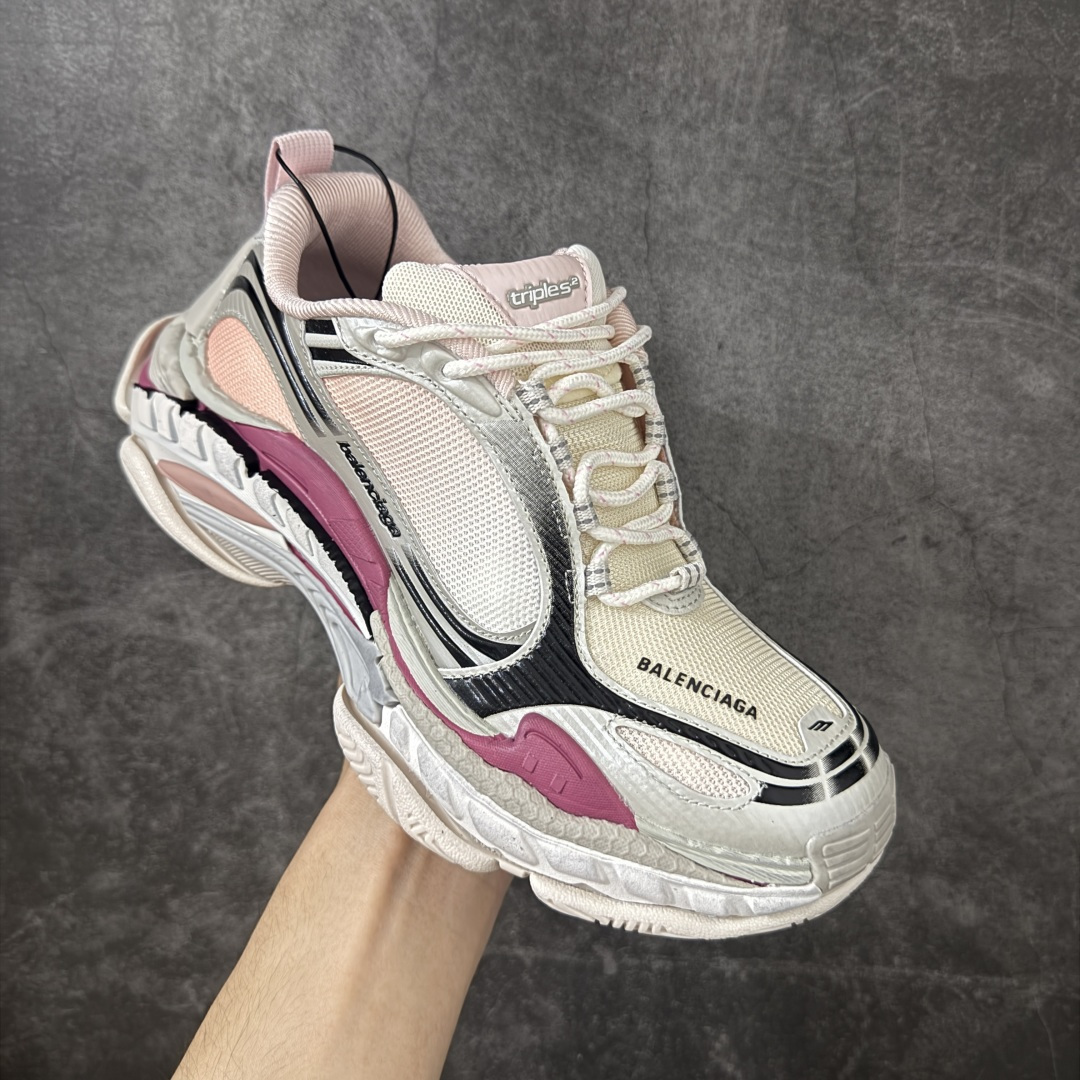 图片[3]-【GO版本】Balenciaga巴黎世家 Triple S .2 厚底系带 低帮 老爹鞋 Balenciaga是由被誉为代表二十世纪的伟大天才设计师 CristobalBalenciaga 创立的，在品牌创立的大半个世纪以来，巴黎世家一直以时尚、典雅闻名于时装界，它的主题产品有女士和男士提包、机车包、鞋子和时装，在15年王大仁卸任品牌设计师后，品牌的风格发生了翻天覆地的变化，凭借着人气超高的街头风T恤、老爹鞋等迅速霸屏各大时装周和时尚圈 尺码：35 36 37 38 39 40 41 42 43 44 45 46-选品中心