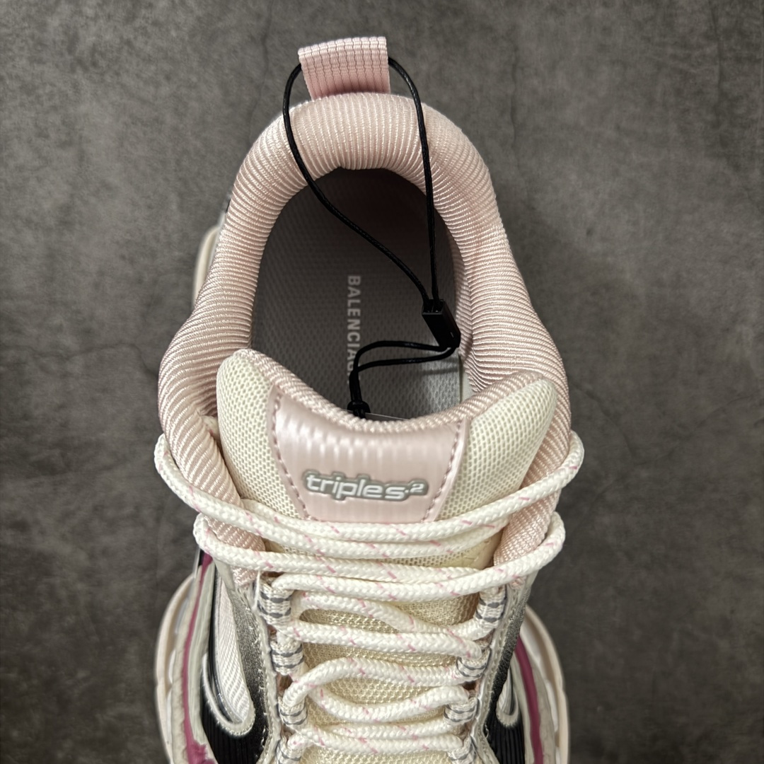 图片[8]-【GO版本】Balenciaga巴黎世家 Triple S .2 厚底系带 低帮 老爹鞋 Balenciaga是由被誉为代表二十世纪的伟大天才设计师 CristobalBalenciaga 创立的，在品牌创立的大半个世纪以来，巴黎世家一直以时尚、典雅闻名于时装界，它的主题产品有女士和男士提包、机车包、鞋子和时装，在15年王大仁卸任品牌设计师后，品牌的风格发生了翻天覆地的变化，凭借着人气超高的街头风T恤、老爹鞋等迅速霸屏各大时装周和时尚圈 尺码：35 36 37 38 39 40 41 42 43 44 45 46-选品中心