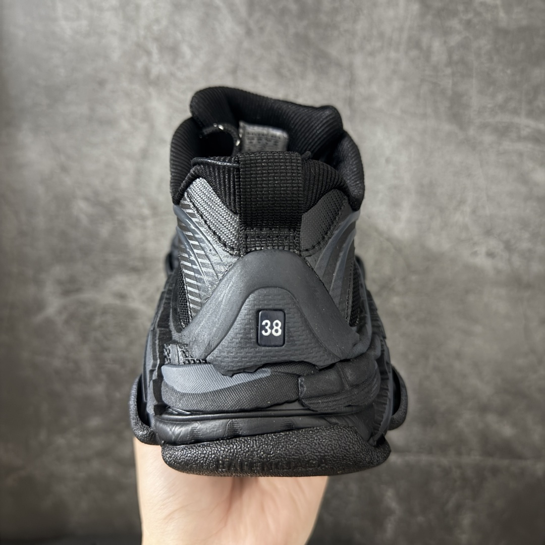图片[4]-【GO版本】Balenciaga巴黎世家 Triple S .2 厚底系带 低帮 老爹鞋 Balenciaga是由被誉为代表二十世纪的伟大天才设计师 CristobalBalenciaga 创立的，在品牌创立的大半个世纪以来，巴黎世家一直以时尚、典雅闻名于时装界，它的主题产品有女士和男士提包、机车包、鞋子和时装，在15年王大仁卸任品牌设计师后，品牌的风格发生了翻天覆地的变化，凭借着人气超高的街头风T恤、老爹鞋等迅速霸屏各大时装周和时尚圈 尺码：35 36 37 38 39 40 41 42 43 44 45 46-选品中心