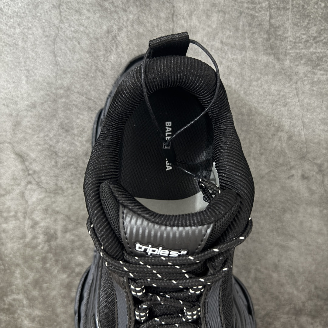 图片[8]-【GO版本】Balenciaga巴黎世家 Triple S .2 厚底系带 低帮 老爹鞋 Balenciaga是由被誉为代表二十世纪的伟大天才设计师 CristobalBalenciaga 创立的，在品牌创立的大半个世纪以来，巴黎世家一直以时尚、典雅闻名于时装界，它的主题产品有女士和男士提包、机车包、鞋子和时装，在15年王大仁卸任品牌设计师后，品牌的风格发生了翻天覆地的变化，凭借着人气超高的街头风T恤、老爹鞋等迅速霸屏各大时装周和时尚圈 尺码：35 36 37 38 39 40 41 42 43 44 45 46-选品中心