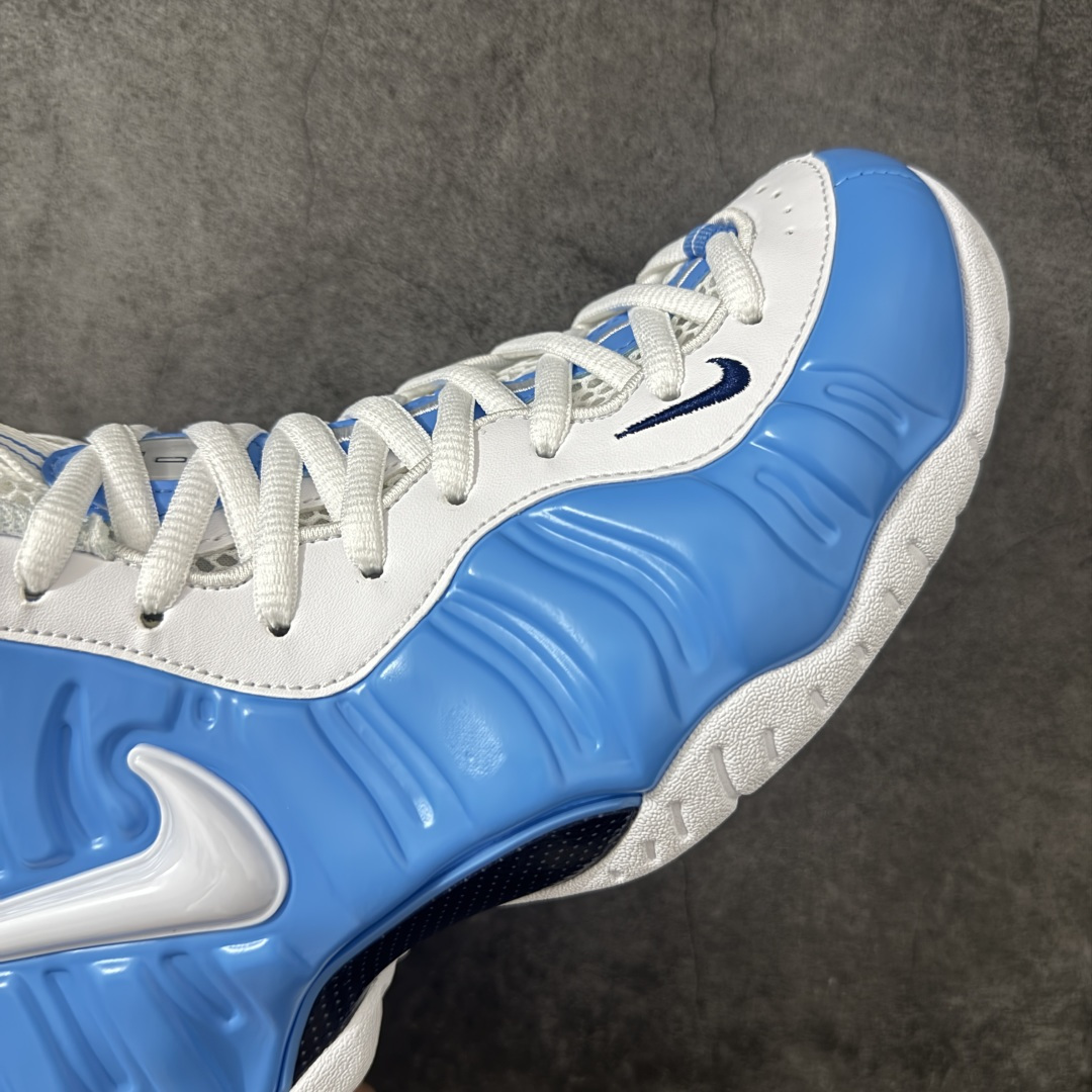 图片[6]-【莞产纯原】NK Air Foamposite One 市售最强品质 莞产顶级品质 北卡蓝泡 2026 喷泡 HF0794-400 莞产原底面 公司渠道同模具 鞋型发泡360度无死角 双层Zoom气垫植入 中底完美注胶 搭载原厂碳纤维材质 诞生于1997年的NK Air Foamposite系列可以说是整个球鞋历史上最为经典的系列之一 也就是我们常说的“喷”和“泡” 其中“喷”由Foamposite One代言人Penny的英文音译而来 而“泡”则来源于另一款鞋型 Foamposite Pro中\”pro\”的音译 在诞生初期 由于高昂的造价以及超前的外形 Foamposite系列的反对者不在少数 甚至有人认为这款鞋会毁掉整个球鞋行业 但事实证明这双灵感来自于甲虫 自带“黑科技”鞋面以及双层Zoom+大块碳板的太空球鞋不仅受到了大众的接受与追捧 并且成功的影响了篮球鞋的发展 尺码：40 40.5 41 42 42.5 43 44 44.5 45 46 47.5-选品中心