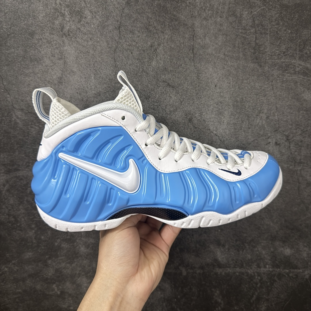 【莞产纯原】NK Air Foamposite One 市售最强品质 莞产顶级品质 北卡蓝泡 2026 喷泡 HF0794-400 莞产原底面 公司渠道同模具 鞋型发泡360度无死角 双层Zoom气垫植入 中底完美注胶 搭载原厂碳纤维材质 诞生于1997年的NK Air Foamposite系列可以说是整个球鞋历史上最为经典的系列之一 也就是我们常说的“喷”和“泡” 其中“喷”由Foamposite One代言人Penny的英文音译而来 而“泡”则来源于另一款鞋型 Foamposite Pro中\