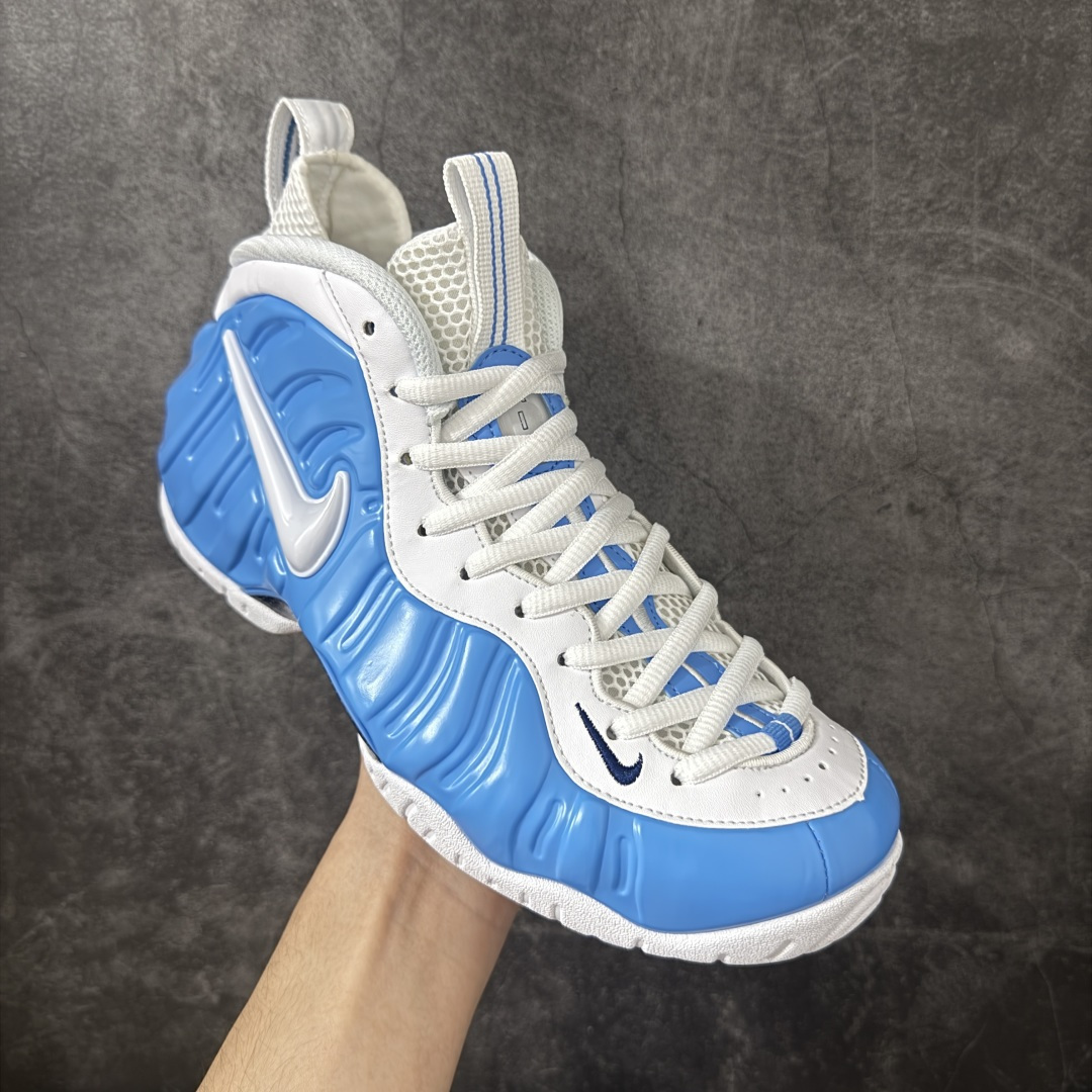 图片[3]-【莞产纯原】NK Air Foamposite One 市售最强品质 莞产顶级品质 北卡蓝泡 2026 喷泡 HF0794-400 莞产原底面 公司渠道同模具 鞋型发泡360度无死角 双层Zoom气垫植入 中底完美注胶 搭载原厂碳纤维材质 诞生于1997年的NK Air Foamposite系列可以说是整个球鞋历史上最为经典的系列之一 也就是我们常说的“喷”和“泡” 其中“喷”由Foamposite One代言人Penny的英文音译而来 而“泡”则来源于另一款鞋型 Foamposite Pro中\”pro\”的音译 在诞生初期 由于高昂的造价以及超前的外形 Foamposite系列的反对者不在少数 甚至有人认为这款鞋会毁掉整个球鞋行业 但事实证明这双灵感来自于甲虫 自带“黑科技”鞋面以及双层Zoom+大块碳板的太空球鞋不仅受到了大众的接受与追捧 并且成功的影响了篮球鞋的发展 尺码：40 40.5 41 42 42.5 43 44 44.5 45 46 47.5-选品中心