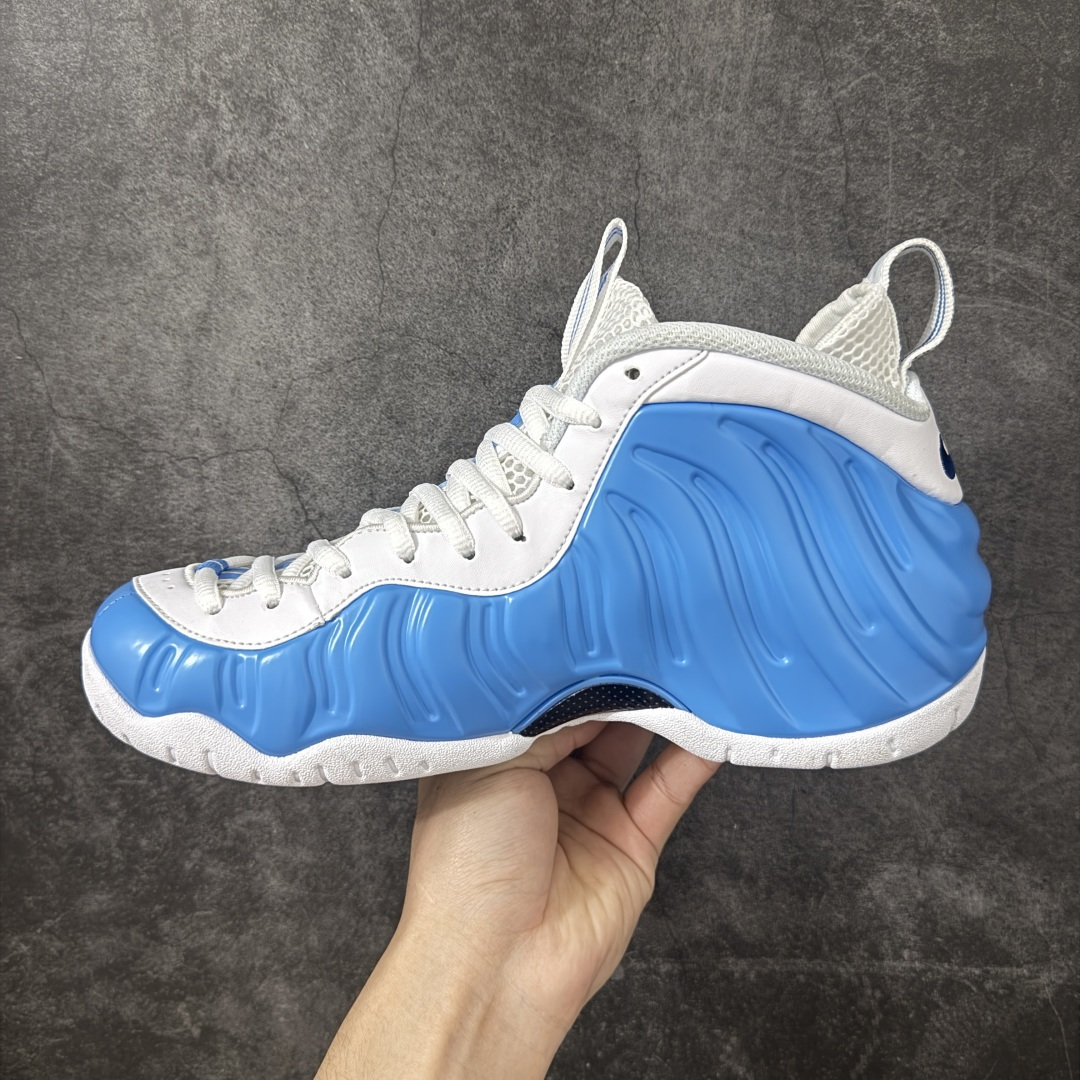 图片[2]-【莞产纯原】NK Air Foamposite One 市售最强品质 莞产顶级品质 北卡蓝泡 2026 喷泡 HF0794-400 莞产原底面 公司渠道同模具 鞋型发泡360度无死角 双层Zoom气垫植入 中底完美注胶 搭载原厂碳纤维材质 诞生于1997年的NK Air Foamposite系列可以说是整个球鞋历史上最为经典的系列之一 也就是我们常说的“喷”和“泡” 其中“喷”由Foamposite One代言人Penny的英文音译而来 而“泡”则来源于另一款鞋型 Foamposite Pro中\”pro\”的音译 在诞生初期 由于高昂的造价以及超前的外形 Foamposite系列的反对者不在少数 甚至有人认为这款鞋会毁掉整个球鞋行业 但事实证明这双灵感来自于甲虫 自带“黑科技”鞋面以及双层Zoom+大块碳板的太空球鞋不仅受到了大众的接受与追捧 并且成功的影响了篮球鞋的发展 尺码：40 40.5 41 42 42.5 43 44 44.5 45 46 47.5-选品中心