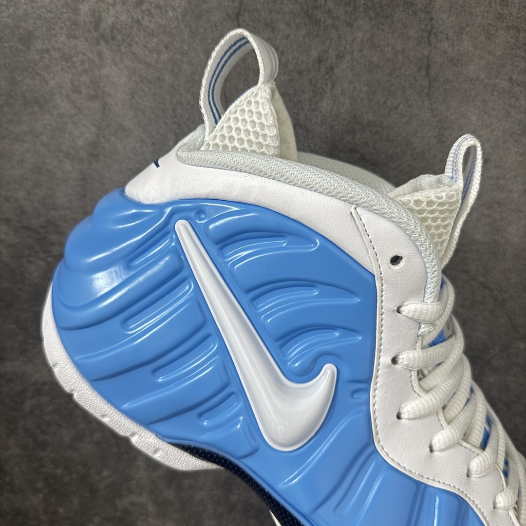 图片[7]-【莞产纯原】NK Air Foamposite One 市售最强品质 莞产顶级品质 北卡蓝泡 2026 喷泡 HF0794-400 莞产原底面 公司渠道同模具 鞋型发泡360度无死角 双层Zoom气垫植入 中底完美注胶 搭载原厂碳纤维材质 诞生于1997年的NK Air Foamposite系列可以说是整个球鞋历史上最为经典的系列之一 也就是我们常说的“喷”和“泡” 其中“喷”由Foamposite One代言人Penny的英文音译而来 而“泡”则来源于另一款鞋型 Foamposite Pro中\”pro\”的音译 在诞生初期 由于高昂的造价以及超前的外形 Foamposite系列的反对者不在少数 甚至有人认为这款鞋会毁掉整个球鞋行业 但事实证明这双灵感来自于甲虫 自带“黑科技”鞋面以及双层Zoom+大块碳板的太空球鞋不仅受到了大众的接受与追捧 并且成功的影响了篮球鞋的发展 尺码：40 40.5 41 42 42.5 43 44 44.5 45 46 47.5-选品中心