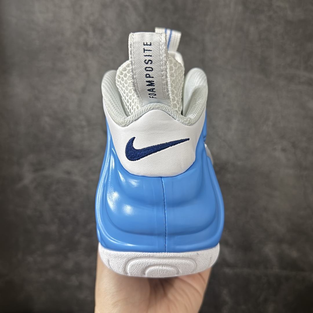 图片[4]-【莞产纯原】NK Air Foamposite One 市售最强品质 莞产顶级品质 北卡蓝泡 2026 喷泡 HF0794-400 莞产原底面 公司渠道同模具 鞋型发泡360度无死角 双层Zoom气垫植入 中底完美注胶 搭载原厂碳纤维材质 诞生于1997年的NK Air Foamposite系列可以说是整个球鞋历史上最为经典的系列之一 也就是我们常说的“喷”和“泡” 其中“喷”由Foamposite One代言人Penny的英文音译而来 而“泡”则来源于另一款鞋型 Foamposite Pro中\”pro\”的音译 在诞生初期 由于高昂的造价以及超前的外形 Foamposite系列的反对者不在少数 甚至有人认为这款鞋会毁掉整个球鞋行业 但事实证明这双灵感来自于甲虫 自带“黑科技”鞋面以及双层Zoom+大块碳板的太空球鞋不仅受到了大众的接受与追捧 并且成功的影响了篮球鞋的发展 尺码：40 40.5 41 42 42.5 43 44 44.5 45 46 47.5-选品中心