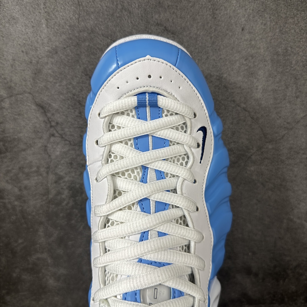 图片[5]-【莞产纯原】NK Air Foamposite One 市售最强品质 莞产顶级品质 北卡蓝泡 2026 喷泡 HF0794-400 莞产原底面 公司渠道同模具 鞋型发泡360度无死角 双层Zoom气垫植入 中底完美注胶 搭载原厂碳纤维材质 诞生于1997年的NK Air Foamposite系列可以说是整个球鞋历史上最为经典的系列之一 也就是我们常说的“喷”和“泡” 其中“喷”由Foamposite One代言人Penny的英文音译而来 而“泡”则来源于另一款鞋型 Foamposite Pro中\”pro\”的音译 在诞生初期 由于高昂的造价以及超前的外形 Foamposite系列的反对者不在少数 甚至有人认为这款鞋会毁掉整个球鞋行业 但事实证明这双灵感来自于甲虫 自带“黑科技”鞋面以及双层Zoom+大块碳板的太空球鞋不仅受到了大众的接受与追捧 并且成功的影响了篮球鞋的发展 尺码：40 40.5 41 42 42.5 43 44 44.5 45 46 47.5-选品中心