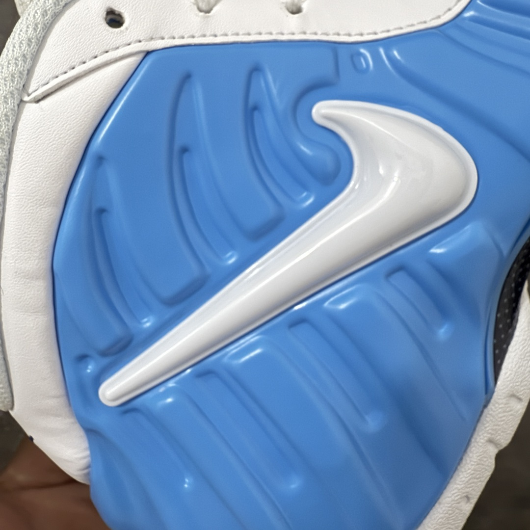 图片[3]-【莞产纯原】NK Air Foamposite One 市售最强品质 莞产顶级品质 北卡蓝泡 2026 喷泡 HF0794-400 莞产原底面 公司渠道同模具 鞋型发泡360度无死角 双层Zoom气垫植入 中底完美注胶 搭载原厂碳纤维材质 诞生于1997年的NK Air Foamposite系列可以说是整个球鞋历史上最为经典的系列之一 也就是我们常说的“喷”和“泡” 其中“喷”由Foamposite One代言人Penny的英文音译而来 而“泡”则来源于另一款鞋型 Foamposite Pro中\”pro\”的音译 在诞生初期 由于高昂的造价以及超前的外形 Foamposite系列的反对者不在少数 甚至有人认为这款鞋会毁掉整个球鞋行业 但事实证明这双灵感来自于甲虫 自带“黑科技”鞋面以及双层Zoom+大块碳板的太空球鞋不仅受到了大众的接受与追捧 并且成功的影响了篮球鞋的发展 尺码：40 40.5 41 42 42.5 43 44 44.5 45 46 47.5-选品中心