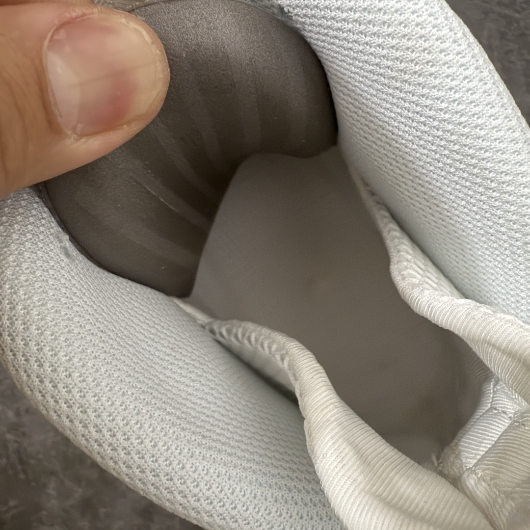 图片[8]-【莞产纯原】NK Air Foamposite One 市售最强品质 莞产顶级品质 北卡蓝泡 2026 喷泡 HF0794-400 莞产原底面 公司渠道同模具 鞋型发泡360度无死角 双层Zoom气垫植入 中底完美注胶 搭载原厂碳纤维材质 诞生于1997年的NK Air Foamposite系列可以说是整个球鞋历史上最为经典的系列之一 也就是我们常说的“喷”和“泡” 其中“喷”由Foamposite One代言人Penny的英文音译而来 而“泡”则来源于另一款鞋型 Foamposite Pro中\”pro\”的音译 在诞生初期 由于高昂的造价以及超前的外形 Foamposite系列的反对者不在少数 甚至有人认为这款鞋会毁掉整个球鞋行业 但事实证明这双灵感来自于甲虫 自带“黑科技”鞋面以及双层Zoom+大块碳板的太空球鞋不仅受到了大众的接受与追捧 并且成功的影响了篮球鞋的发展 尺码：40 40.5 41 42 42.5 43 44 44.5 45 46 47.5-选品中心