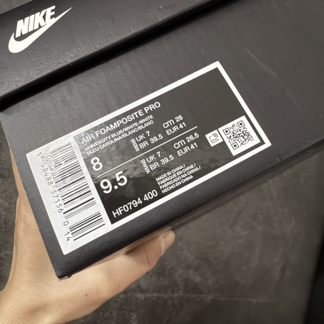 图片[9]-【莞产纯原】NK Air Foamposite One 市售最强品质 莞产顶级品质 北卡蓝泡 2026 喷泡 HF0794-400 莞产原底面 公司渠道同模具 鞋型发泡360度无死角 双层Zoom气垫植入 中底完美注胶 搭载原厂碳纤维材质 诞生于1997年的NK Air Foamposite系列可以说是整个球鞋历史上最为经典的系列之一 也就是我们常说的“喷”和“泡” 其中“喷”由Foamposite One代言人Penny的英文音译而来 而“泡”则来源于另一款鞋型 Foamposite Pro中\”pro\”的音译 在诞生初期 由于高昂的造价以及超前的外形 Foamposite系列的反对者不在少数 甚至有人认为这款鞋会毁掉整个球鞋行业 但事实证明这双灵感来自于甲虫 自带“黑科技”鞋面以及双层Zoom+大块碳板的太空球鞋不仅受到了大众的接受与追捧 并且成功的影响了篮球鞋的发展 尺码：40 40.5 41 42 42.5 43 44 44.5 45 46 47.5-选品中心