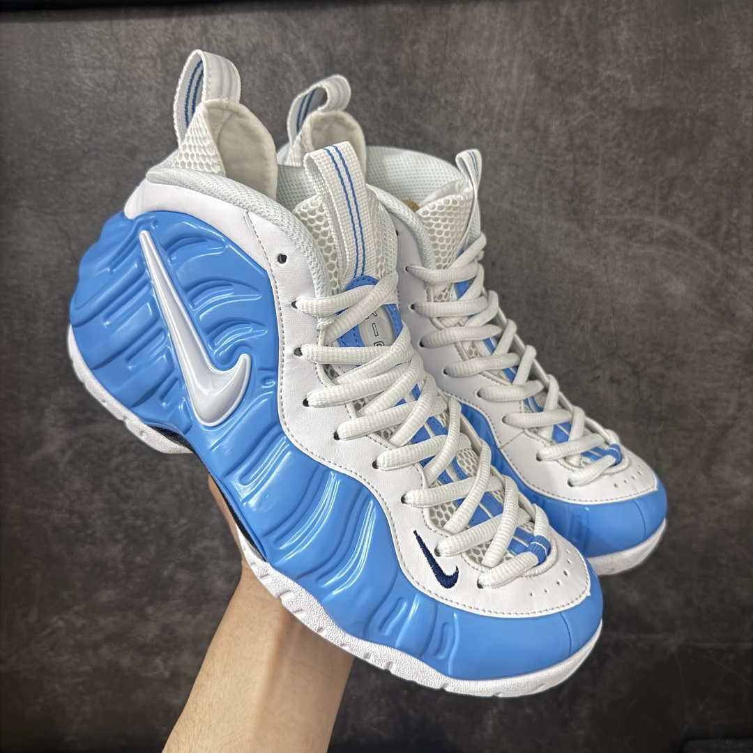 【莞产纯原】NK Air Foamposite One 市售最强品质 莞产顶级品质 北卡蓝泡 2026 喷泡 HF0794-400 莞产原底面 公司渠道同模具 鞋型发泡360度无死角 双层Zoom气垫植入 中底完美注胶 搭载原厂碳纤维材质 诞生于1997年的NK Air Foamposite系列可以说是整个球鞋历史上最为经典的系列之一 也就是我们常说的“喷”和“泡” 其中“喷”由Foamposite One代言人Penny的英文音译而来 而“泡”则来源于另一款鞋型 Foamposite Pro中\