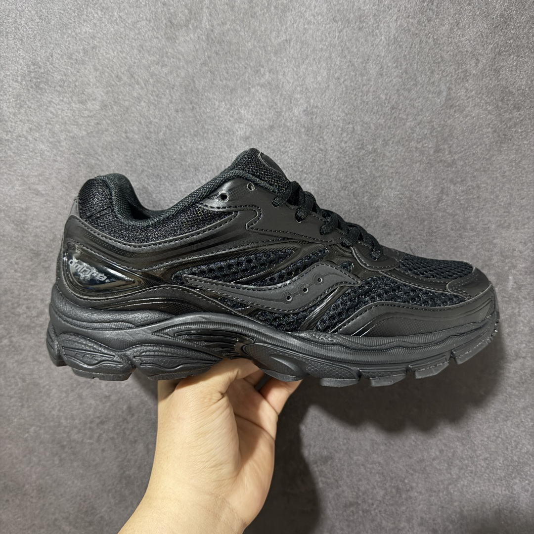 【公司级】SauconyPROGRID OMNI 9👟 索康尼的「Omni全擎」系列复古休闲减震跑步鞋情侣舒适怀旧厚底增高老爹运动鞋 这款鞋以其简约而不简单的设计，成为了复古风潮中的一抹亮色。鞋款采用网布、皮革以及大面积的TPU网纱材质，搭配热烈的颜色组合，非常适合秋冬季穿着。细节处的天蓝色点缀，为整鞋增添了一抹亮色。📏 鞋楦适中，适合大部分人的通勤穿搭。亲测尺码不偏，喜欢宽松脚感的建议选择大半码。🌈 这款复古风格的跑鞋，不仅传承了经典的稳定系跑鞋设计，还融入了现代时尚元素，无论是日常穿搭还是运动穿着，都是不错的选择。 货号：S70832-7 尺码： 40-45-选品中心