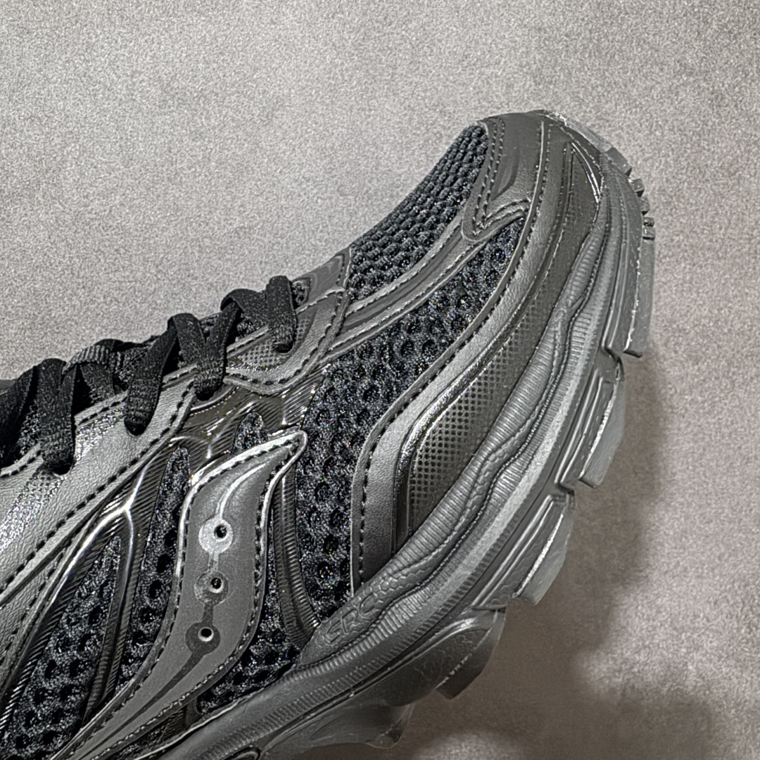 图片[7]-【公司级】SauconyPROGRID OMNI 9👟 索康尼的「Omni全擎」系列复古休闲减震跑步鞋情侣舒适怀旧厚底增高老爹运动鞋 这款鞋以其简约而不简单的设计，成为了复古风潮中的一抹亮色。鞋款采用网布、皮革以及大面积的TPU网纱材质，搭配热烈的颜色组合，非常适合秋冬季穿着。细节处的天蓝色点缀，为整鞋增添了一抹亮色。📏 鞋楦适中，适合大部分人的通勤穿搭。亲测尺码不偏，喜欢宽松脚感的建议选择大半码。🌈 这款复古风格的跑鞋，不仅传承了经典的稳定系跑鞋设计，还融入了现代时尚元素，无论是日常穿搭还是运动穿着，都是不错的选择。 货号：S70832-7 尺码： 40-45-选品中心