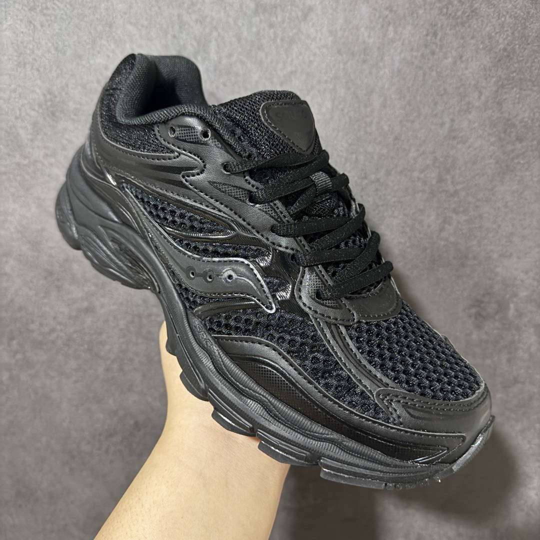 图片[3]-【公司级】SauconyPROGRID OMNI 9👟 索康尼的「Omni全擎」系列复古休闲减震跑步鞋情侣舒适怀旧厚底增高老爹运动鞋 这款鞋以其简约而不简单的设计，成为了复古风潮中的一抹亮色。鞋款采用网布、皮革以及大面积的TPU网纱材质，搭配热烈的颜色组合，非常适合秋冬季穿着。细节处的天蓝色点缀，为整鞋增添了一抹亮色。📏 鞋楦适中，适合大部分人的通勤穿搭。亲测尺码不偏，喜欢宽松脚感的建议选择大半码。🌈 这款复古风格的跑鞋，不仅传承了经典的稳定系跑鞋设计，还融入了现代时尚元素，无论是日常穿搭还是运动穿着，都是不错的选择。 货号：S70832-7 尺码： 40-45-选品中心