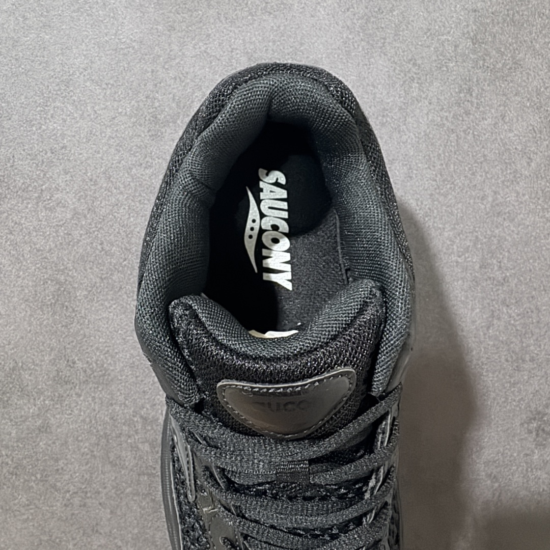 图片[6]-【公司级】SauconyPROGRID OMNI 9👟 索康尼的「Omni全擎」系列复古休闲减震跑步鞋情侣舒适怀旧厚底增高老爹运动鞋 这款鞋以其简约而不简单的设计，成为了复古风潮中的一抹亮色。鞋款采用网布、皮革以及大面积的TPU网纱材质，搭配热烈的颜色组合，非常适合秋冬季穿着。细节处的天蓝色点缀，为整鞋增添了一抹亮色。📏 鞋楦适中，适合大部分人的通勤穿搭。亲测尺码不偏，喜欢宽松脚感的建议选择大半码。🌈 这款复古风格的跑鞋，不仅传承了经典的稳定系跑鞋设计，还融入了现代时尚元素，无论是日常穿搭还是运动穿着，都是不错的选择。 货号：S70832-7 尺码： 40-45-选品中心