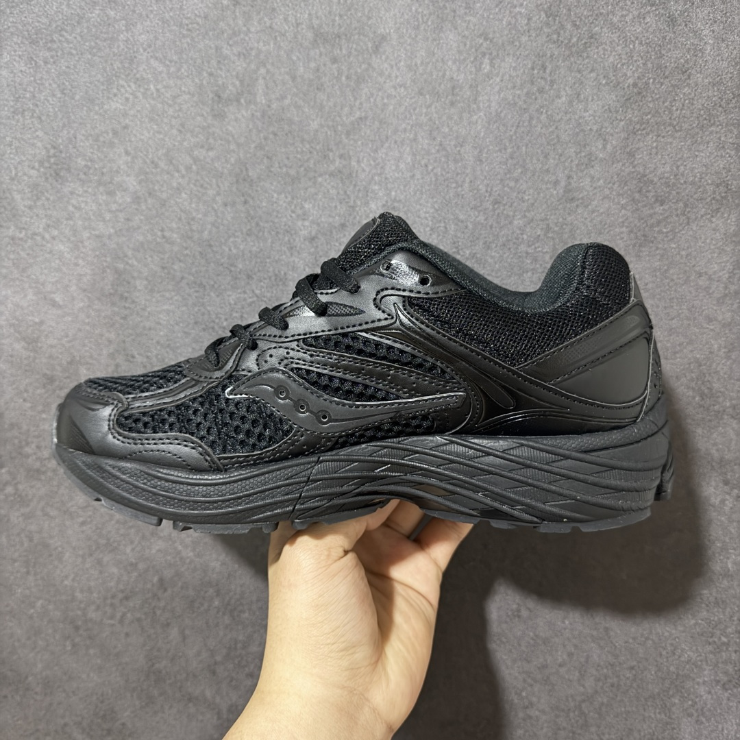图片[2]-【公司级】SauconyPROGRID OMNI 9👟 索康尼的「Omni全擎」系列复古休闲减震跑步鞋情侣舒适怀旧厚底增高老爹运动鞋 这款鞋以其简约而不简单的设计，成为了复古风潮中的一抹亮色。鞋款采用网布、皮革以及大面积的TPU网纱材质，搭配热烈的颜色组合，非常适合秋冬季穿着。细节处的天蓝色点缀，为整鞋增添了一抹亮色。📏 鞋楦适中，适合大部分人的通勤穿搭。亲测尺码不偏，喜欢宽松脚感的建议选择大半码。🌈 这款复古风格的跑鞋，不仅传承了经典的稳定系跑鞋设计，还融入了现代时尚元素，无论是日常穿搭还是运动穿着，都是不错的选择。 货号：S70832-7 尺码： 40-45-选品中心