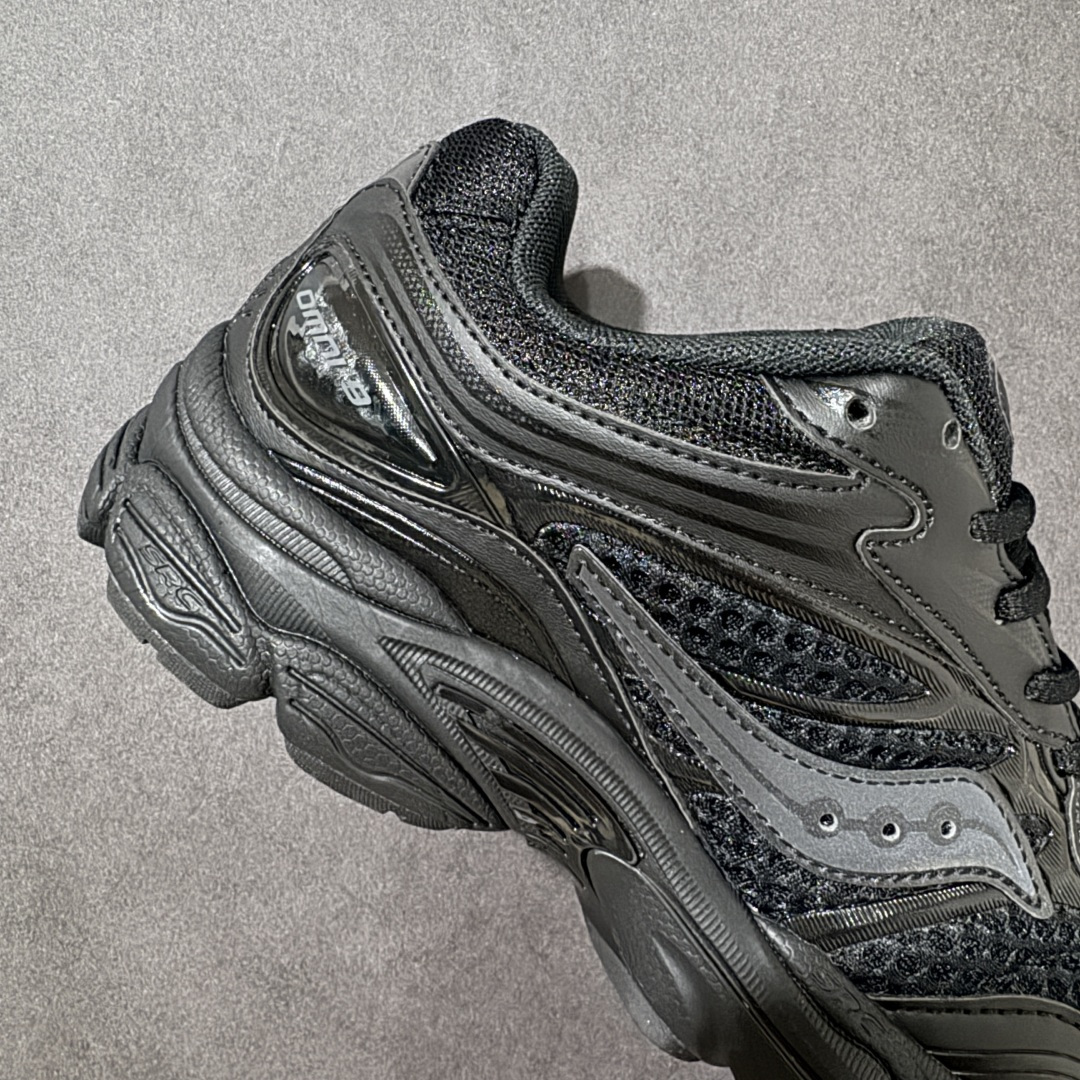 图片[8]-【公司级】SauconyPROGRID OMNI 9👟 索康尼的「Omni全擎」系列复古休闲减震跑步鞋情侣舒适怀旧厚底增高老爹运动鞋 这款鞋以其简约而不简单的设计，成为了复古风潮中的一抹亮色。鞋款采用网布、皮革以及大面积的TPU网纱材质，搭配热烈的颜色组合，非常适合秋冬季穿着。细节处的天蓝色点缀，为整鞋增添了一抹亮色。📏 鞋楦适中，适合大部分人的通勤穿搭。亲测尺码不偏，喜欢宽松脚感的建议选择大半码。🌈 这款复古风格的跑鞋，不仅传承了经典的稳定系跑鞋设计，还融入了现代时尚元素，无论是日常穿搭还是运动穿着，都是不错的选择。 货号：S70832-7 尺码： 40-45-选品中心