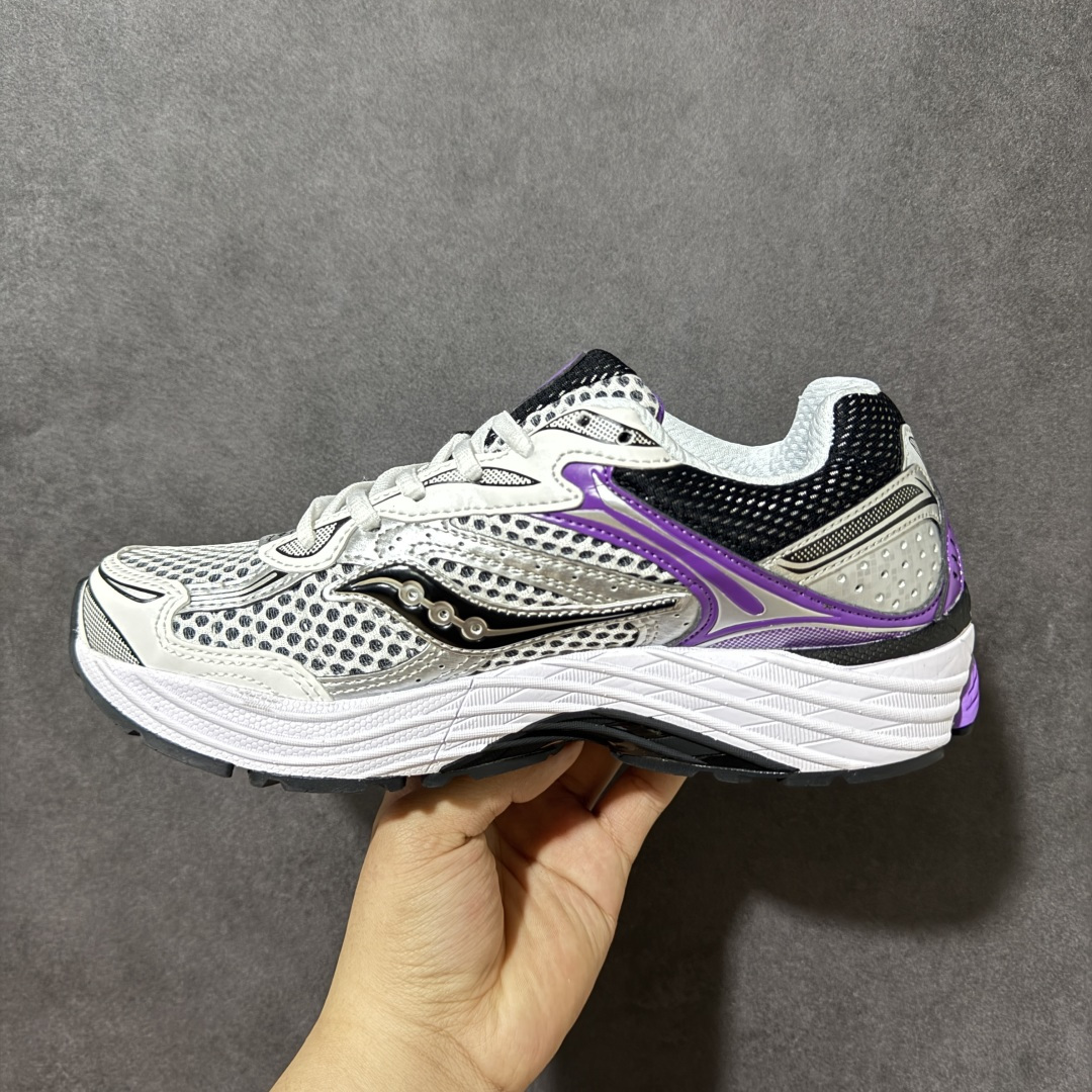 图片[2]-【公司级】SauconyPROGRID OMNI 9👟 索康尼的「Omni全擎」系列复古休闲减震跑步鞋情侣舒适怀旧厚底增高老爹运动鞋 这款鞋以其简约而不简单的设计，成为了复古风潮中的一抹亮色。鞋款采用网布、皮革以及大面积的TPU网纱材质，搭配热烈的颜色组合，非常适合秋冬季穿着。细节处的天蓝色点缀，为整鞋增添了一抹亮色。📏 鞋楦适中，适合大部分人的通勤穿搭。亲测尺码不偏，喜欢宽松脚感的建议选择大半码。🌈 这款复古风格的跑鞋，不仅传承了经典的稳定系跑鞋设计，还融入了现代时尚元素，无论是日常穿搭还是运动穿着，都是不错的选择。 货号：S70739-10 尺码： 40-45-选品中心