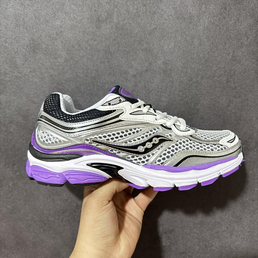 【公司级】SauconyPROGRID OMNI 9👟 索康尼的「Omni全擎」系列复古休闲减震跑步鞋情侣舒适怀旧厚底增高老爹运动鞋 这款鞋以其简约而不简单的设计，成为了复古风潮中的一抹亮色。鞋款采用网布、皮革以及大面积的TPU网纱材质，搭配热烈的颜色组合，非常适合秋冬季穿着。细节处的天蓝色点缀，为整鞋增添了一抹亮色。📏 鞋楦适中，适合大部分人的通勤穿搭。亲测尺码不偏，喜欢宽松脚感的建议选择大半码。🌈 这款复古风格的跑鞋，不仅传承了经典的稳定系跑鞋设计，还融入了现代时尚元素，无论是日常穿搭还是运动穿着，都是不错的选择。 货号：S70739-10 尺码： 40-45-选品中心