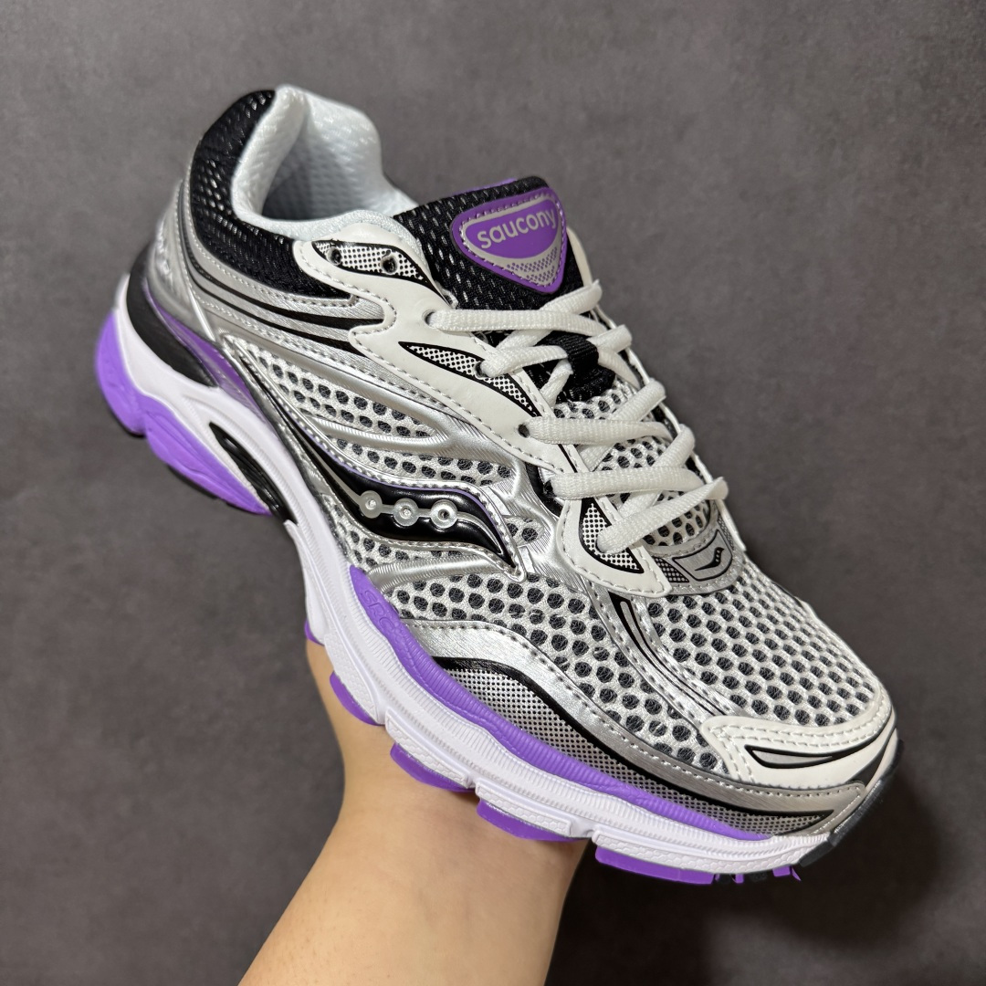 图片[3]-【公司级】SauconyPROGRID OMNI 9👟 索康尼的「Omni全擎」系列复古休闲减震跑步鞋情侣舒适怀旧厚底增高老爹运动鞋 这款鞋以其简约而不简单的设计，成为了复古风潮中的一抹亮色。鞋款采用网布、皮革以及大面积的TPU网纱材质，搭配热烈的颜色组合，非常适合秋冬季穿着。细节处的天蓝色点缀，为整鞋增添了一抹亮色。📏 鞋楦适中，适合大部分人的通勤穿搭。亲测尺码不偏，喜欢宽松脚感的建议选择大半码。🌈 这款复古风格的跑鞋，不仅传承了经典的稳定系跑鞋设计，还融入了现代时尚元素，无论是日常穿搭还是运动穿着，都是不错的选择。 货号：S70739-10 尺码： 40-45-选品中心